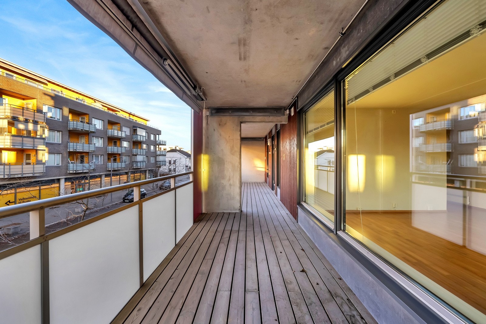 Den store balkongen går på utenfor stuen og 2 av soverommene på den ene siden. Galleribilde