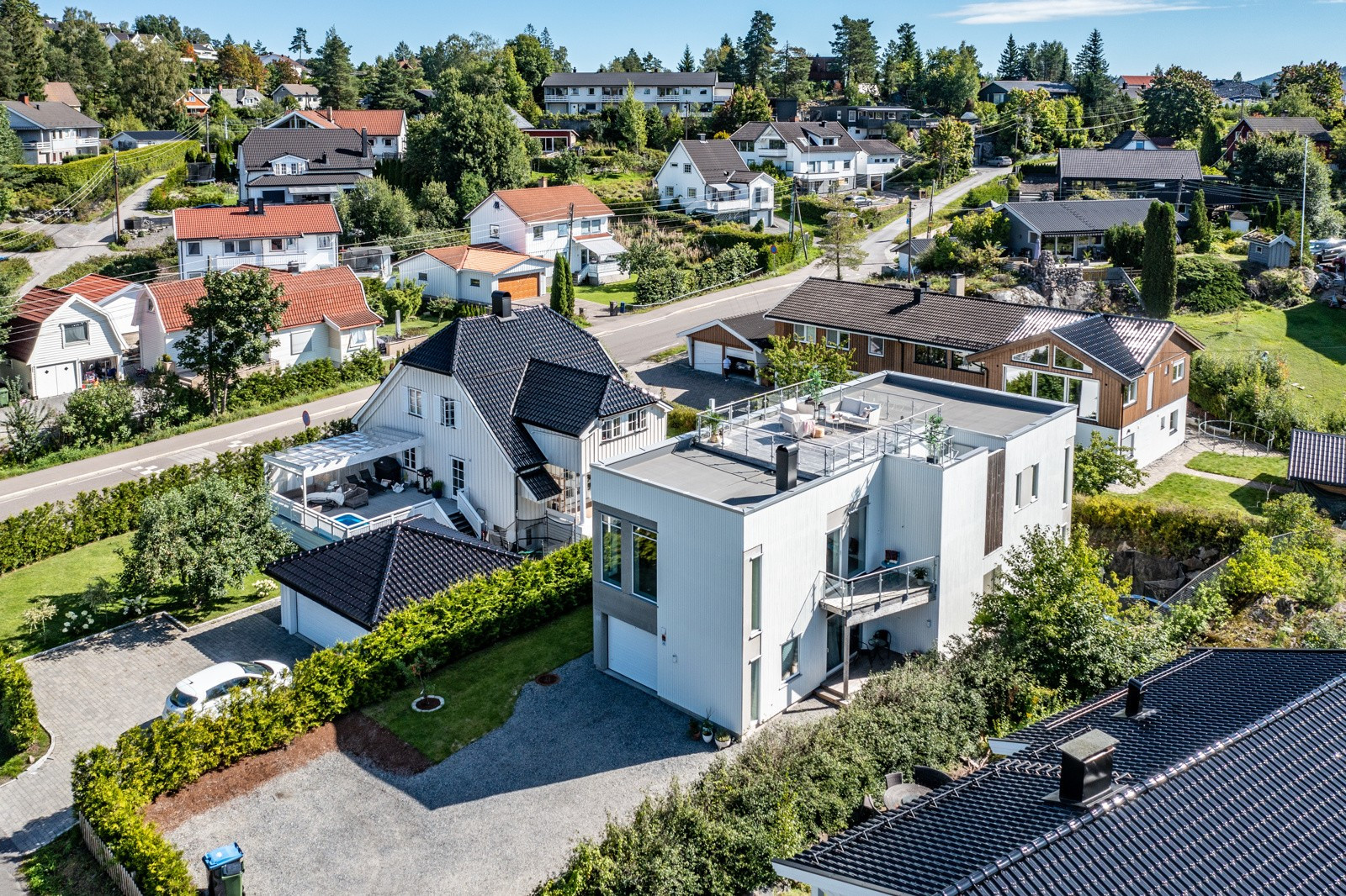 Elegant funkis fra 2020. Generøs takhøyde. Praktikantdel. Solrik takterrasse. Integrert garasje. Barnevennlig bo-område