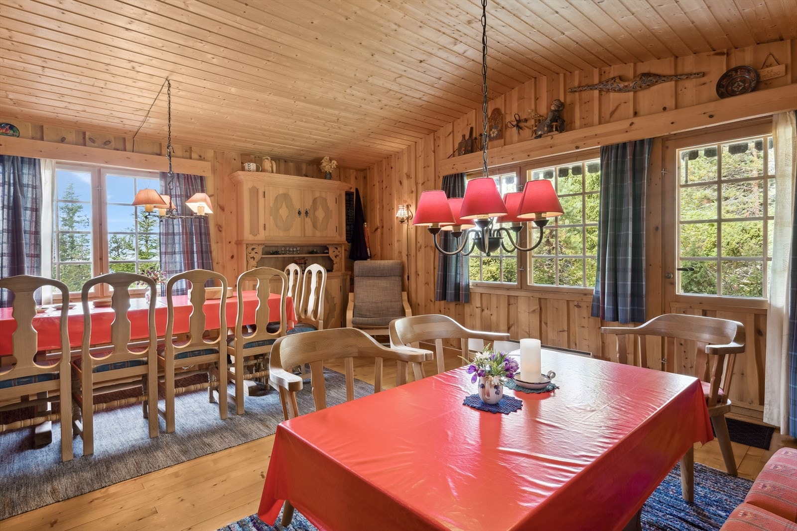 De mange vinduene slipper inn godt med naturlig lys. Galleribilde
