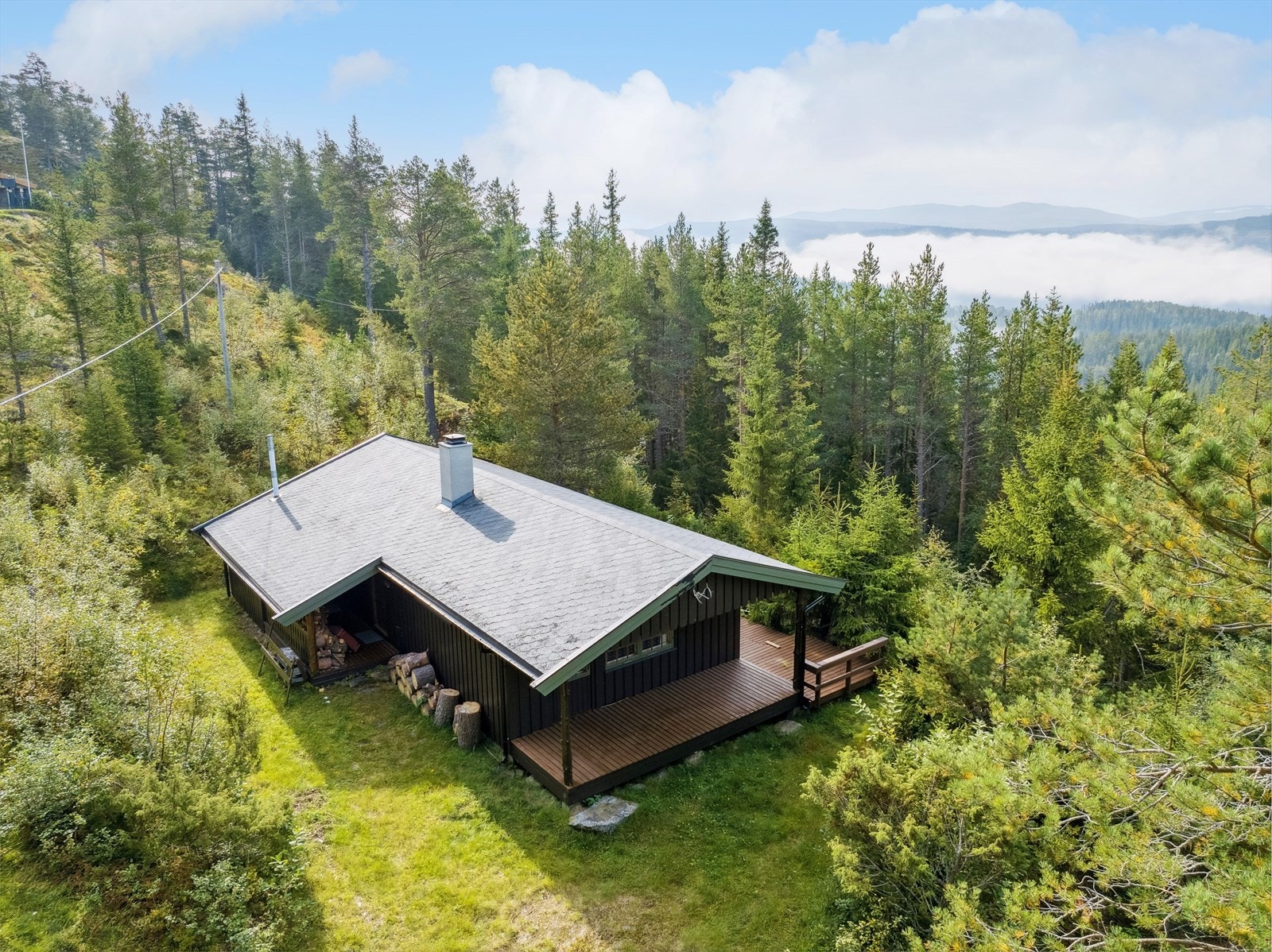 Hytta ligger vestvendt med gode utsiktsforhold mot Vennisfjell og deler av Slettefjell. Galleribilde