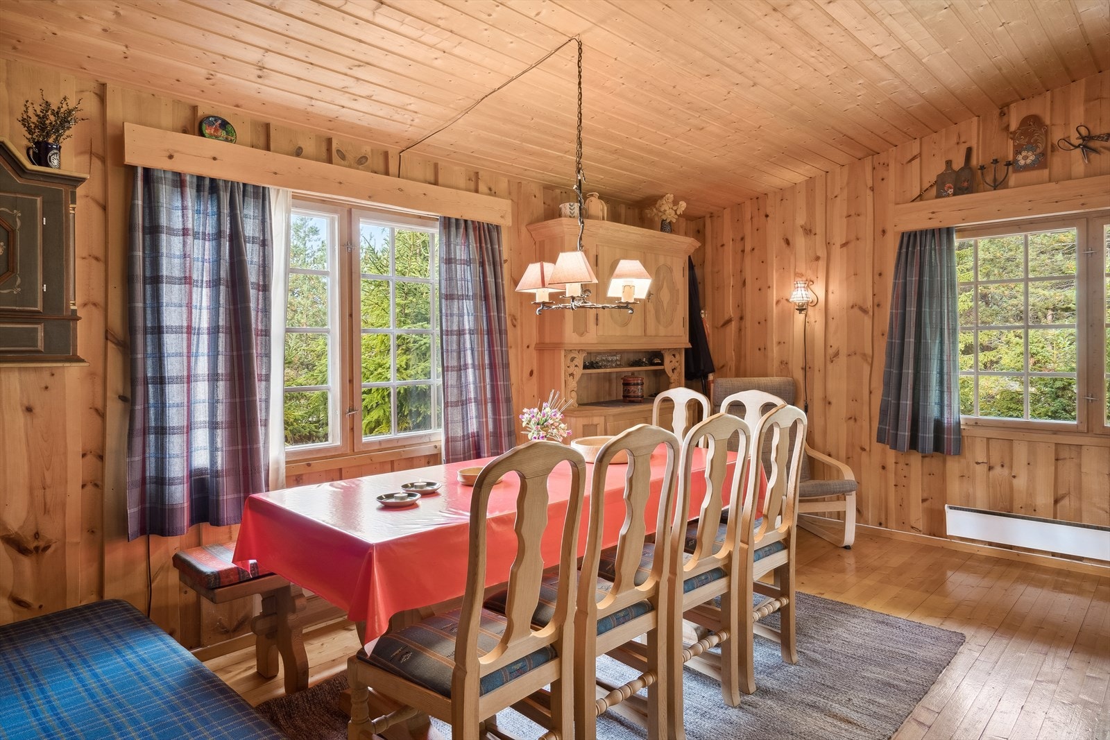 Spisegruppe med plass til hele familien, hyggelig plassert ved vinduet. Galleribilde