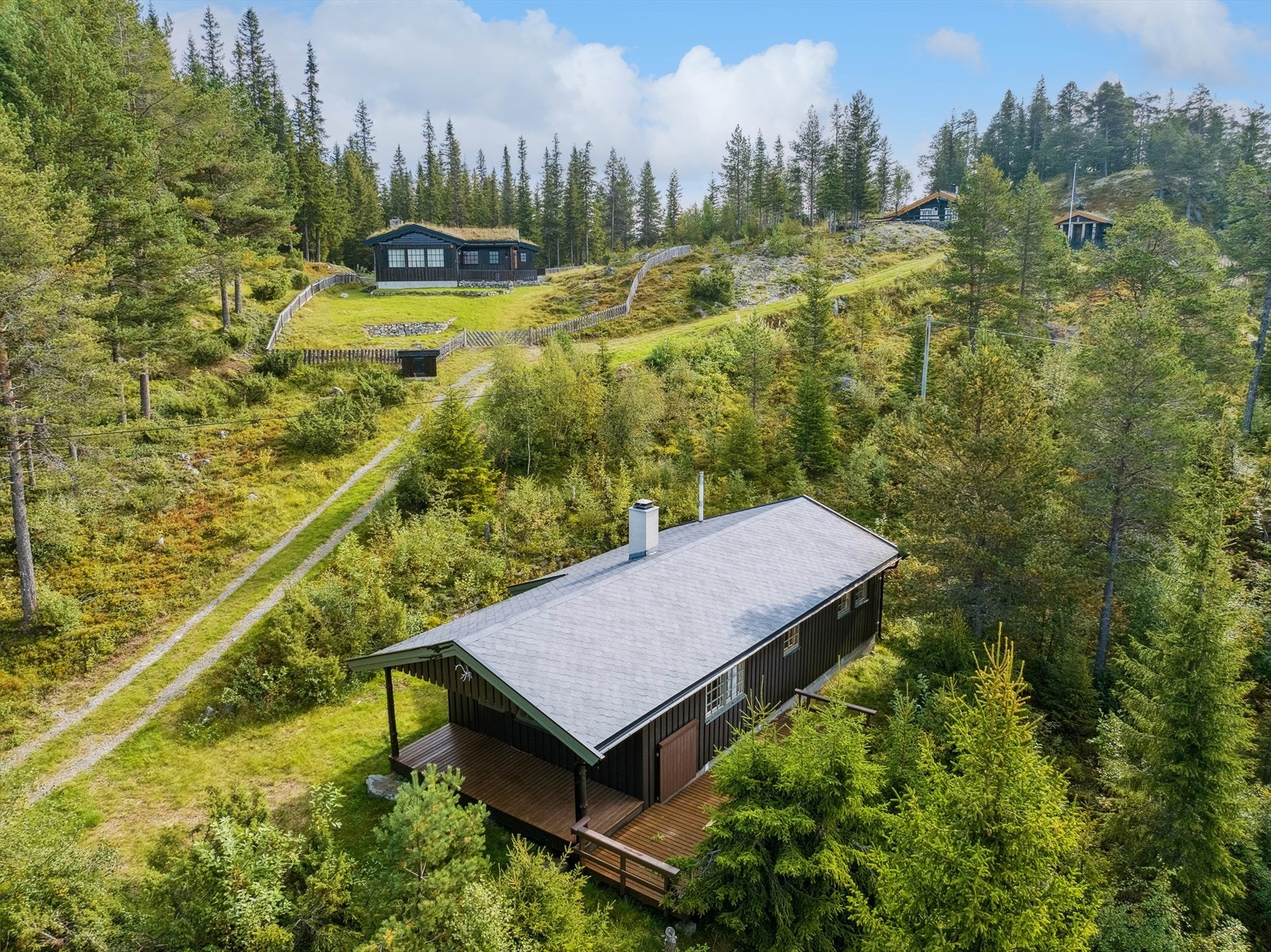 Eiendommen ligger i et naturhistoriske område med stavkirke, gamle kvernhus og bygdetun. Galleribilde