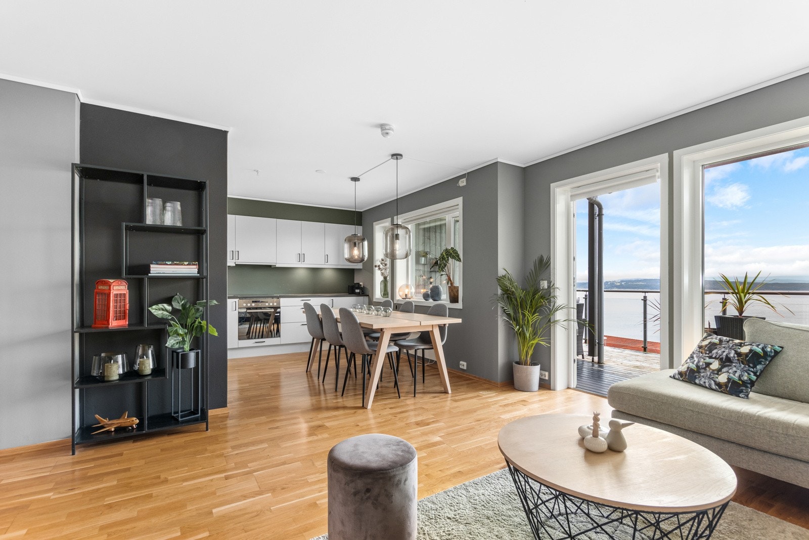 Fra stue er det utgang til solrik og romslig veranda. Galleribilde