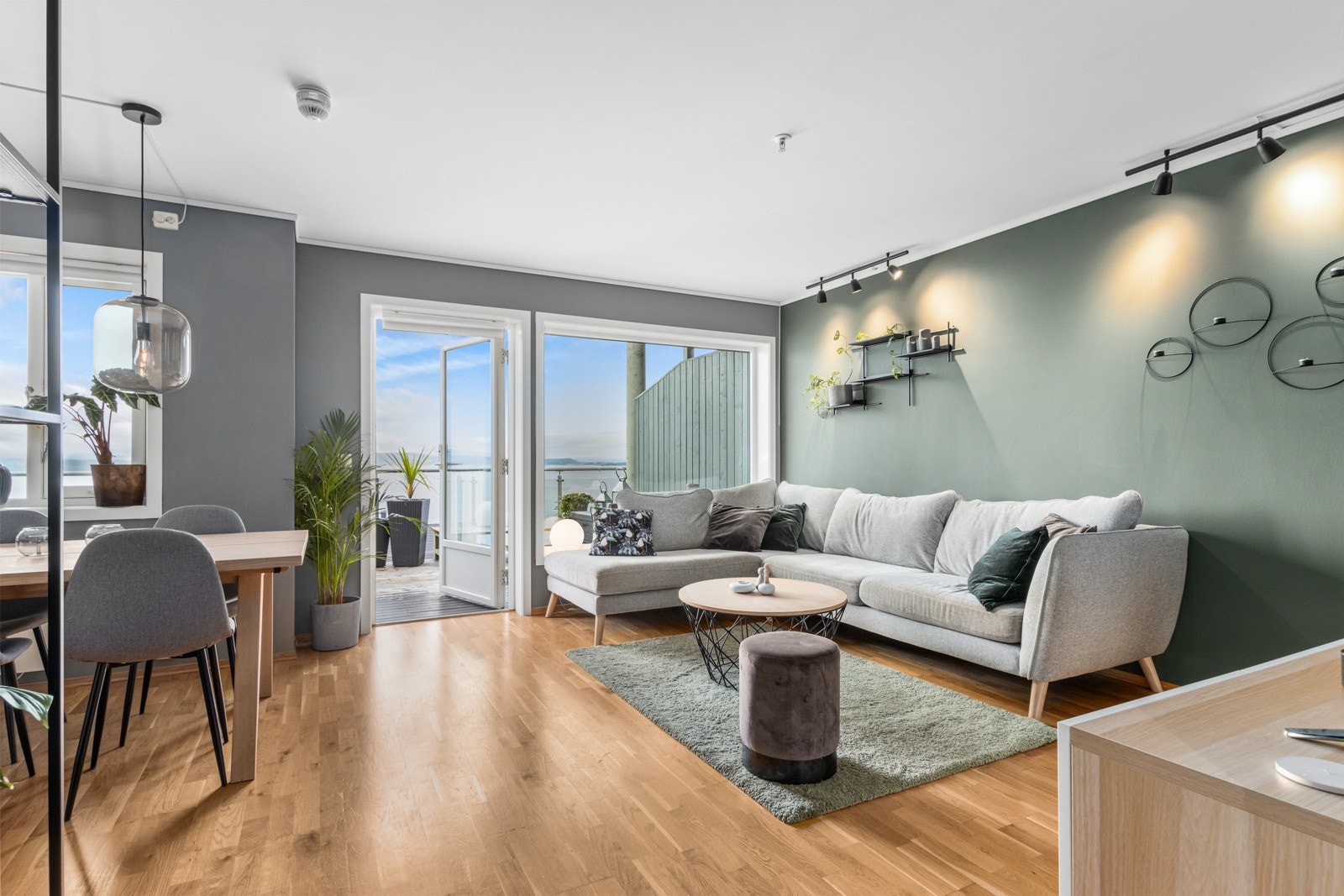 Romslig stue med plass for sofa- og spisegruppe. Galleribilde
