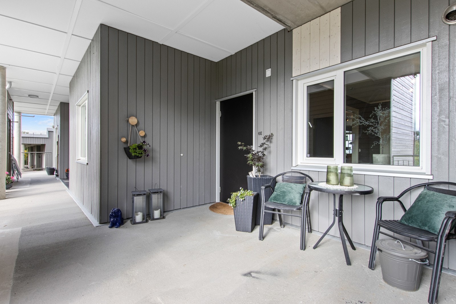 Romslig svalgang med plass for sittegruppe. Galleribilde