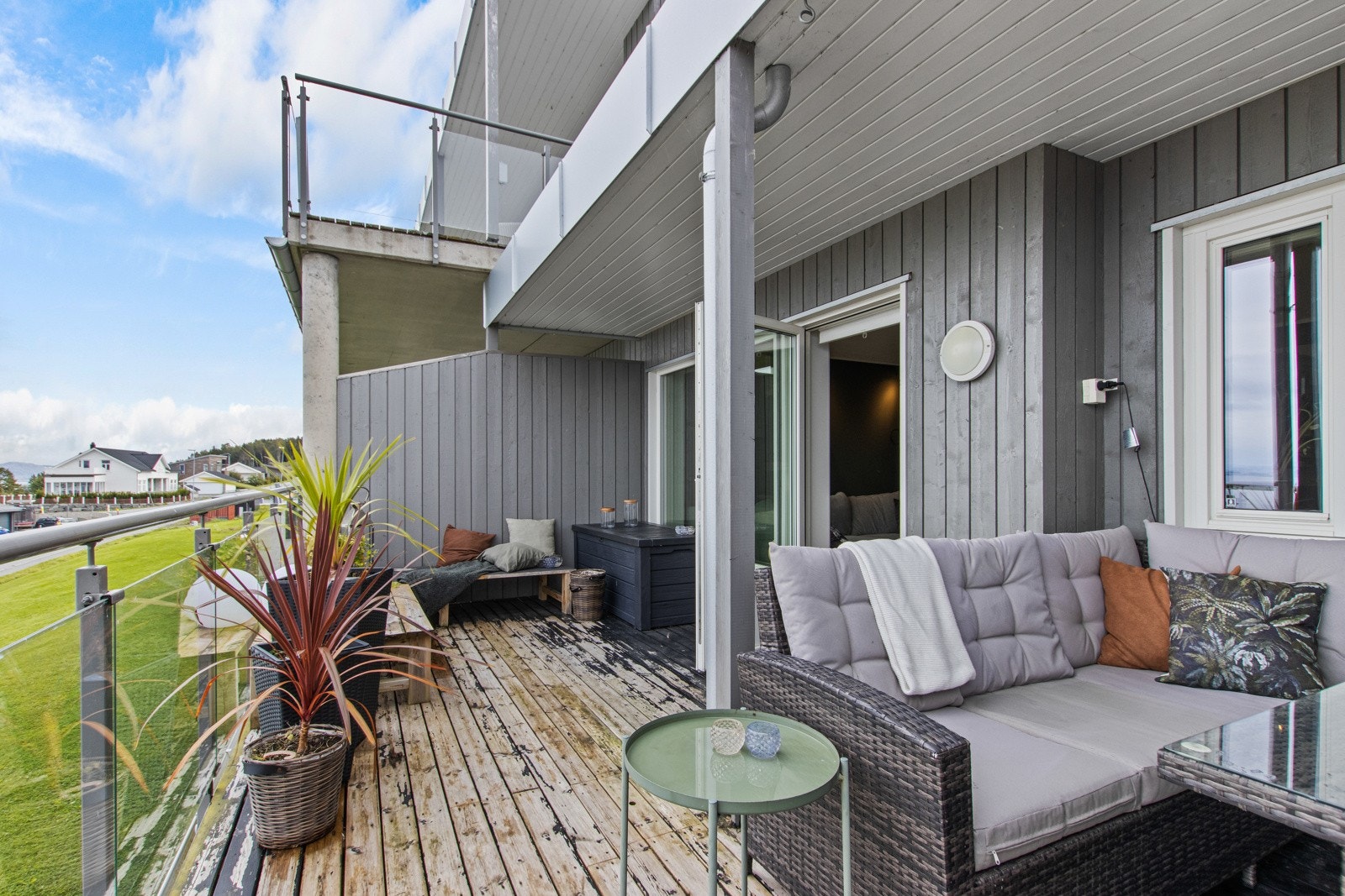 Delvis takoverbygd veranda. Galleribilde