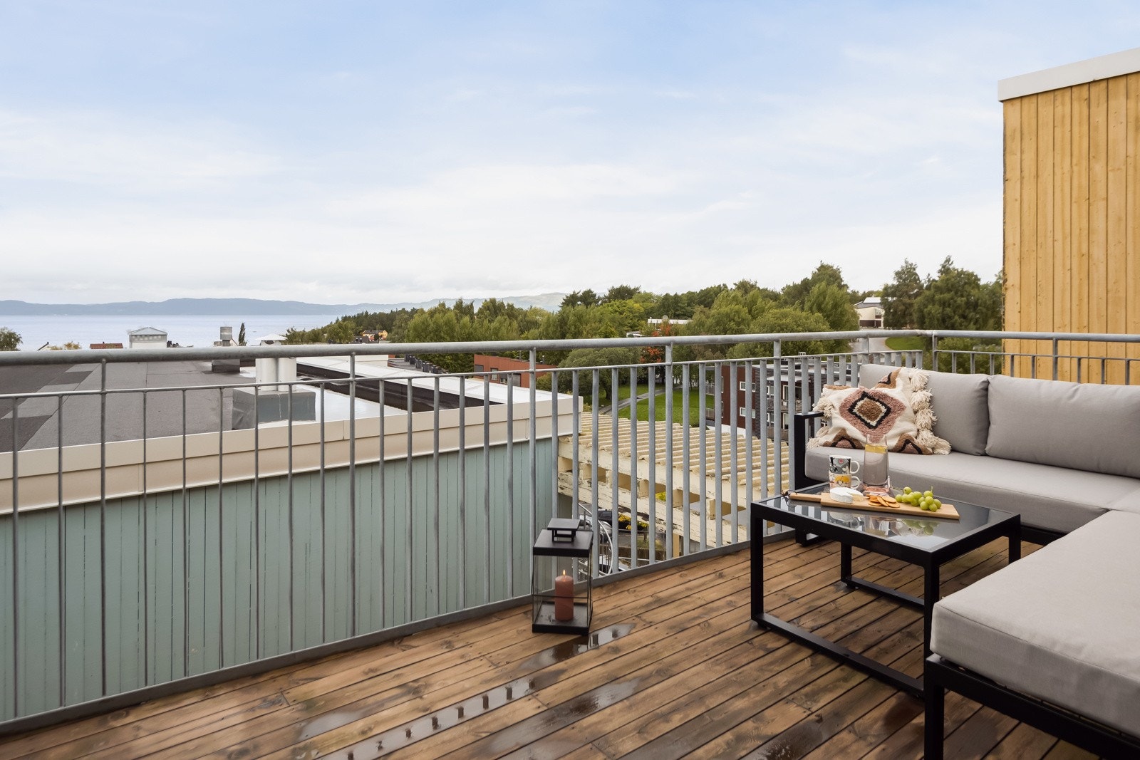 Svært solrik og romslig takterrasse på ca. 11 kvm med ypperlige solforhold fra morgen til solnedgang på sommerstid. Galleribilde
