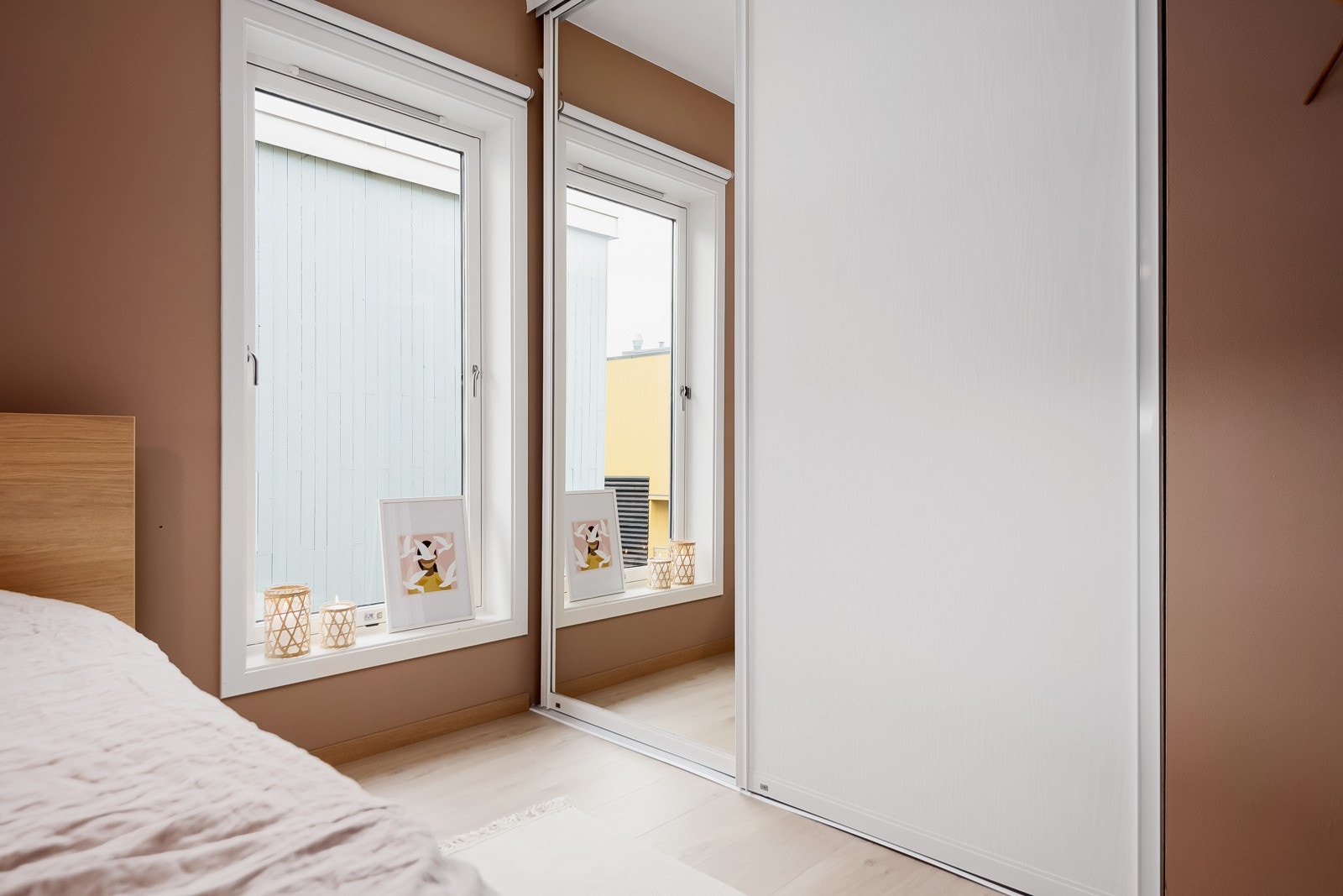 Begge soverom vender ut mot svale og fredfulle omgivelser. Galleribilde