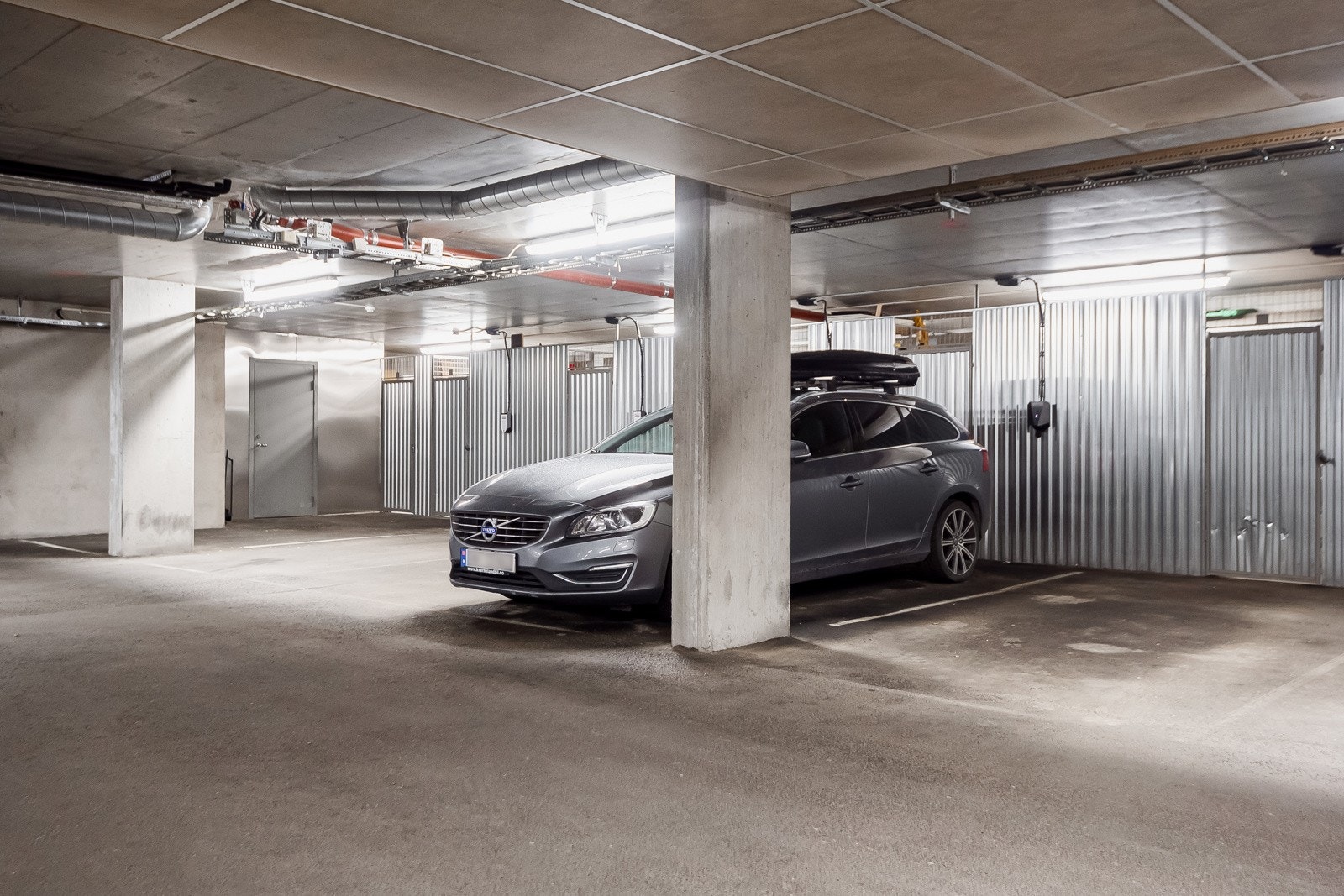 Fast plass med lader i oppvarmet kjeller, og med bod i tilknytning som medfølger handelen. Galleribilde