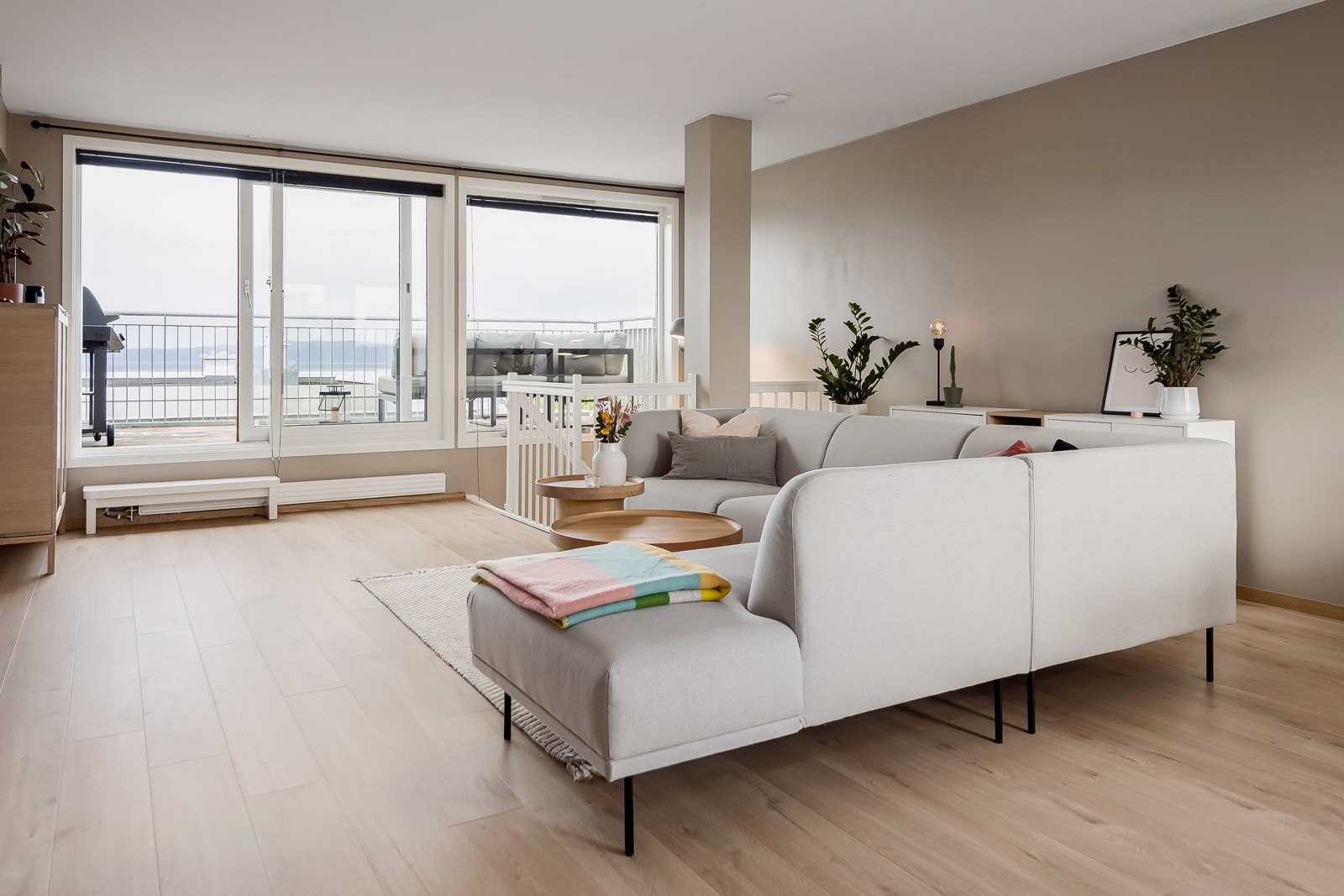 Boligen holder en svært tiltalende fremtoning med moderne stiltrekk og god standard. Galleribilde