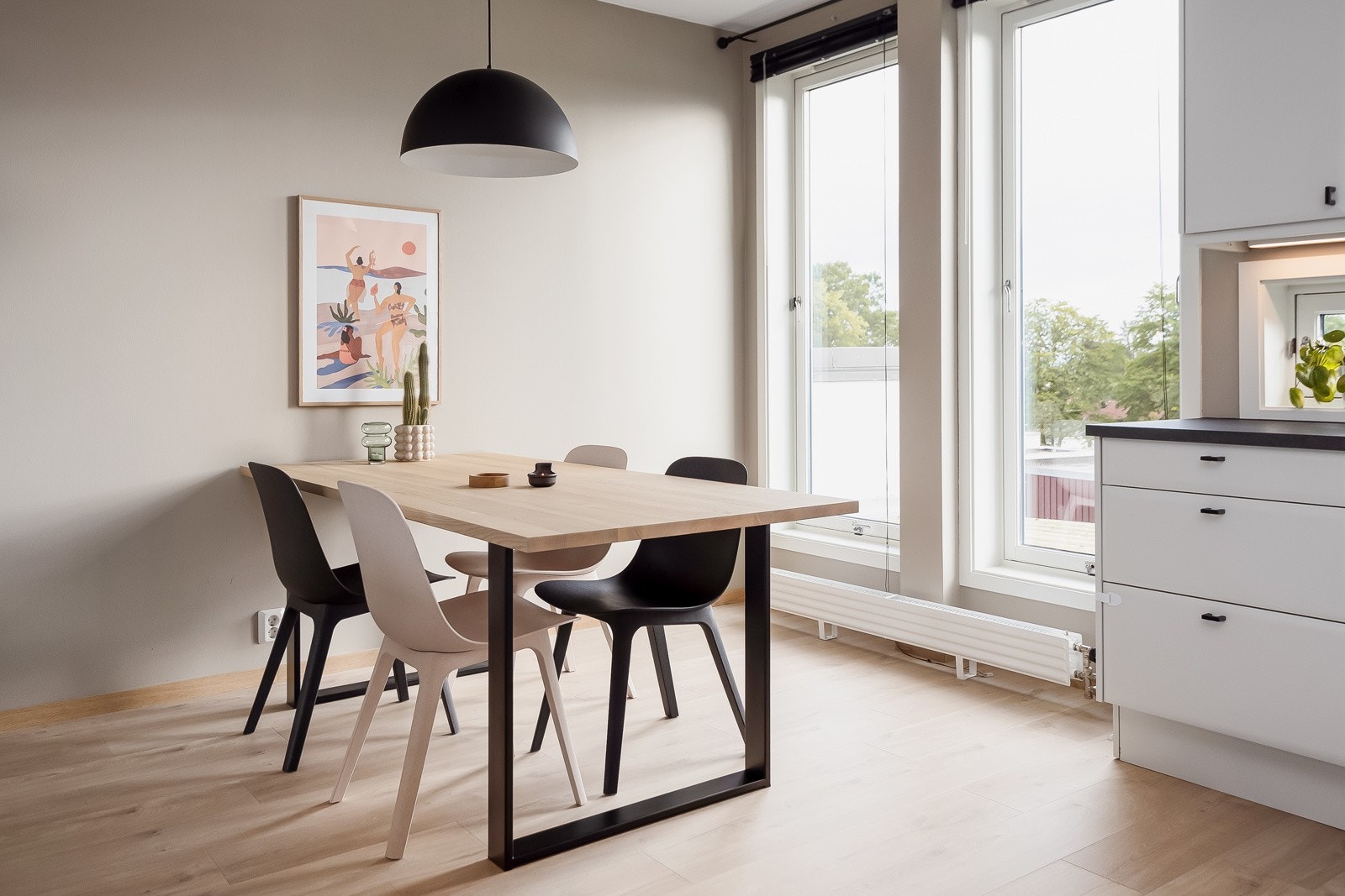 Naturlig plass for spisebord ved kjøkkenet, og stående vindu som gir rikelig med naturlig lys inn i arealet. Galleribilde