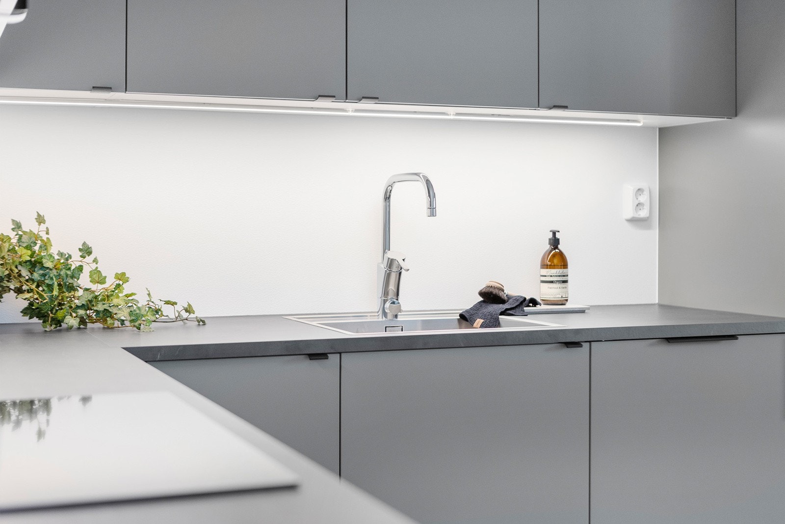 Belysning over kjøkkenbenk. Galleribilde