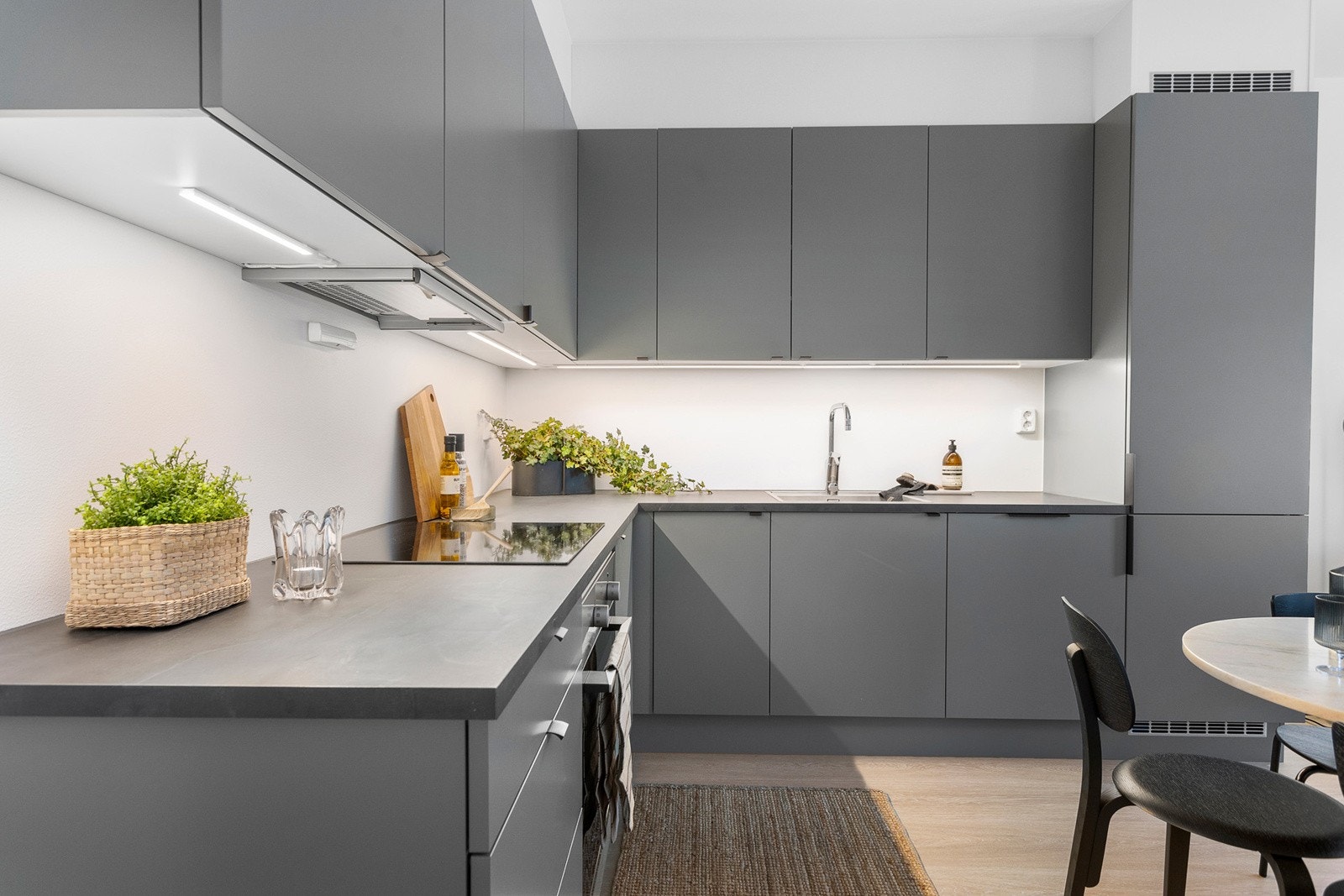 Flott HTH-kjøkken med integrerte hvitevarer. Galleribilde