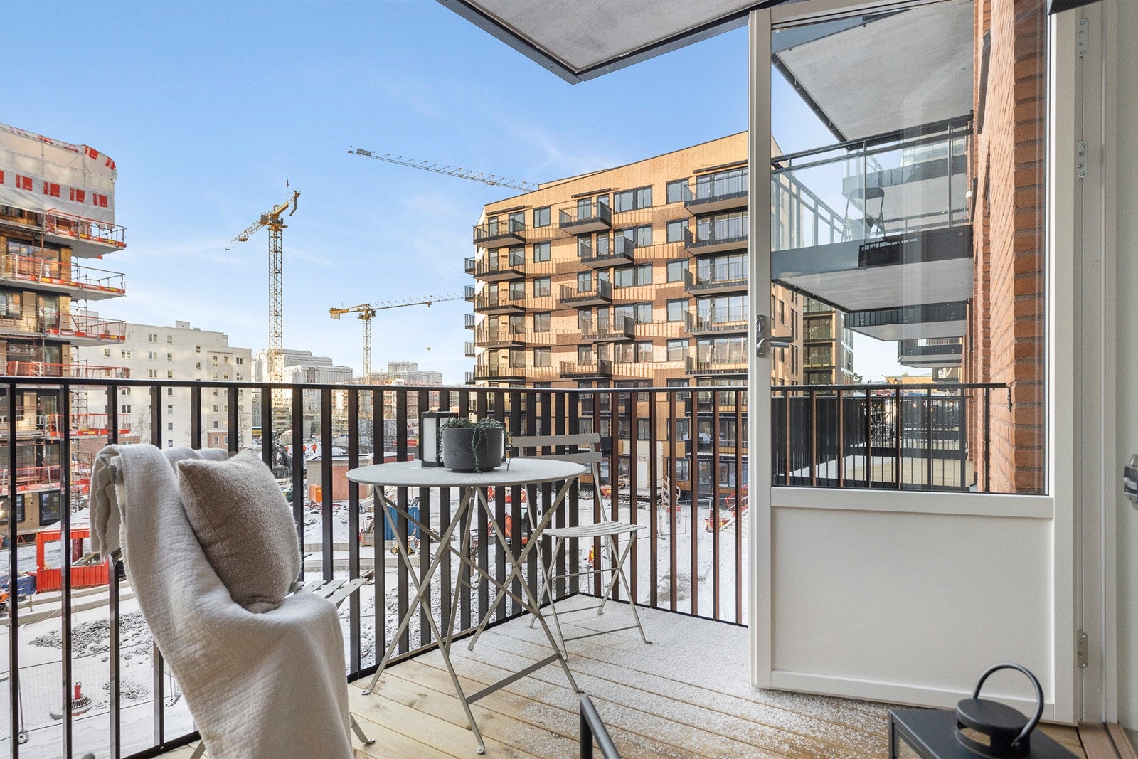 Leiligheten har god intern beliggenhet, sydvestvendt mot åpent gårdsrom. Galleribilde