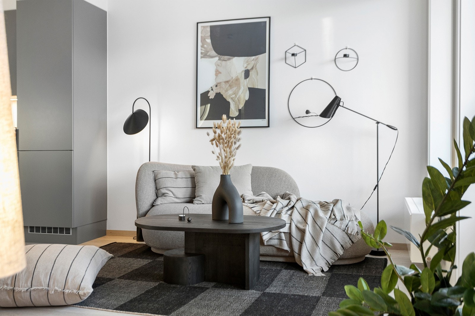 God takhøyde og store vindusflater gjør leiligheten lys og luftig. Galleribilde