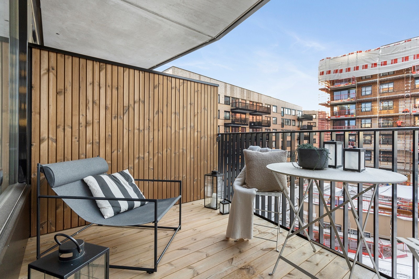 Takoverbygget balkong på ca. 6 kvm. med utebelysning og el-stikk. Skillevegg gjør balkongen lun og privat. Galleribilde