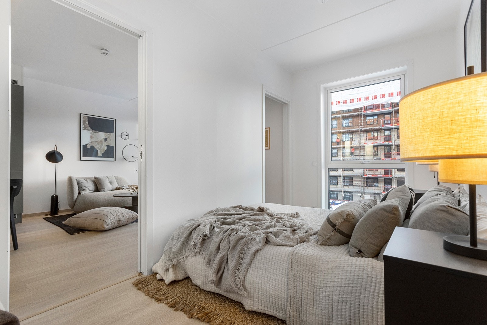 Luftig soverom med plass til dobbeltseng, nattbord og garderobeløsning. Galleribilde