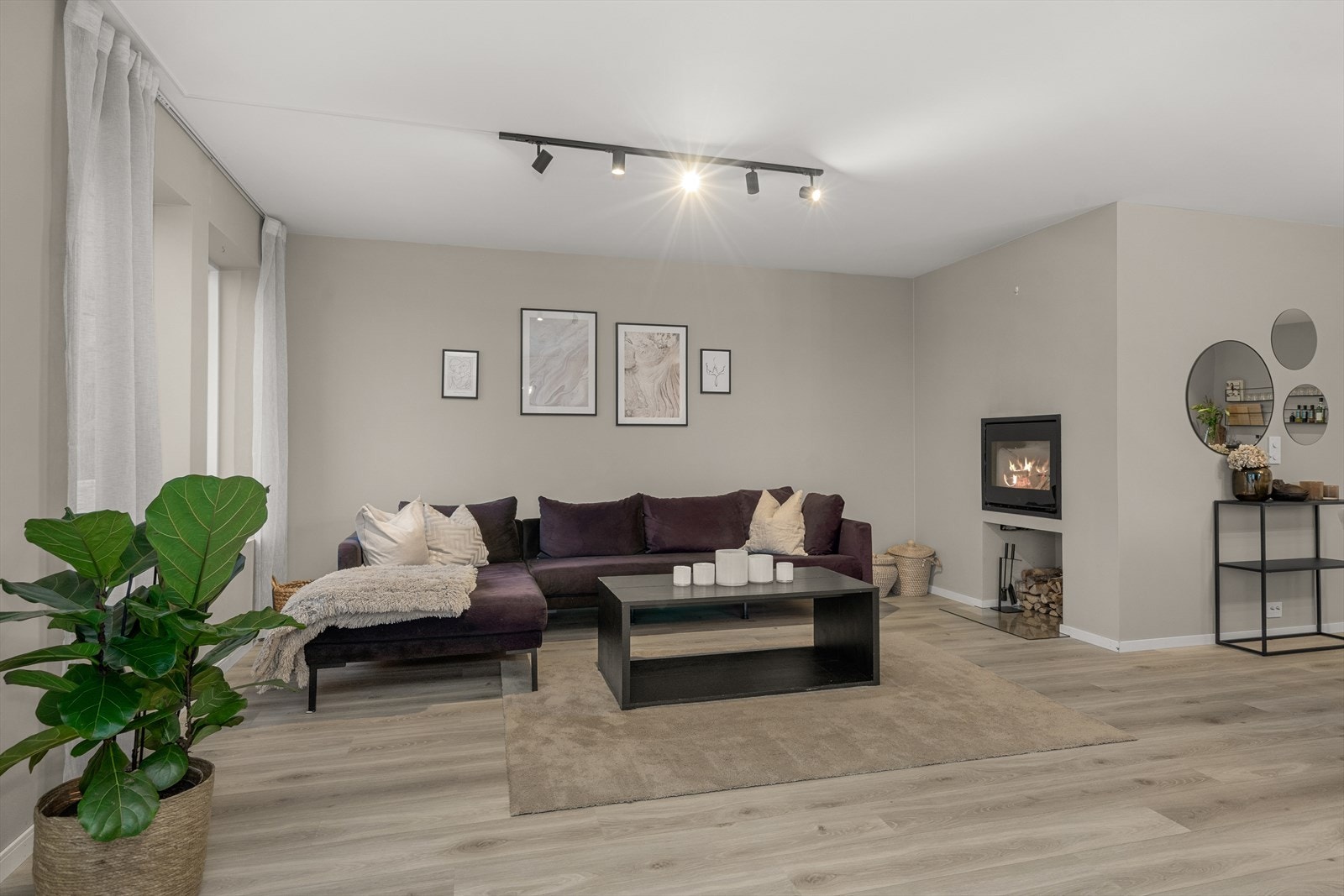 Eneboligen er fra 2018 og inneholder bla.: romslig stue og kjøkken, 4 soverom, 2 bad, loftstue og vaskerom. Galleribilde