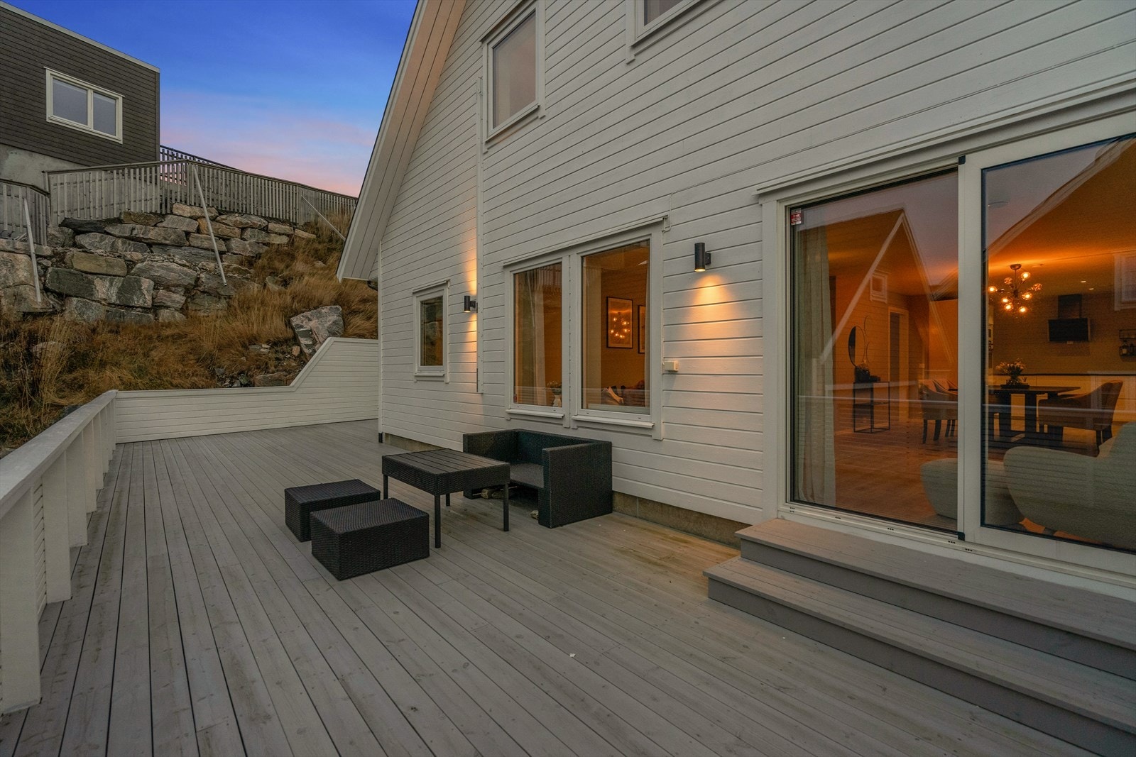 Fra stue er det utgang til romslig og solrik terrasse rundt boligens vestside. Galleribilde