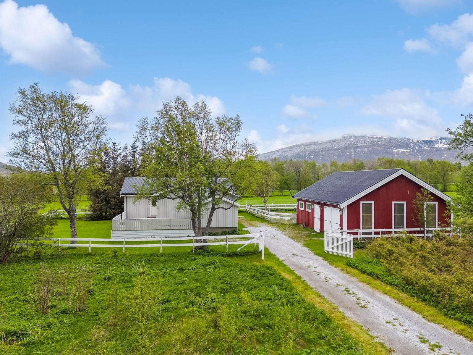 Dette er en unik mulighet, hvor du får en egen stall og stor garasje. Galleribilde