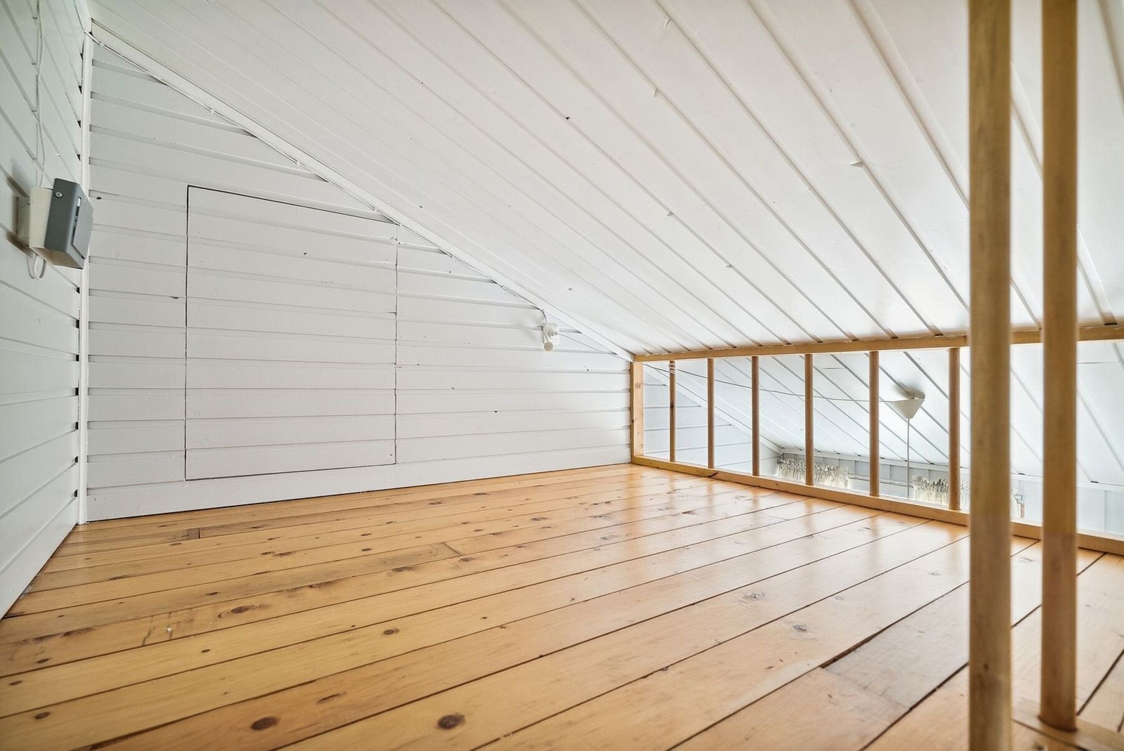Praktiske hemser med gode muligheter for ekstra oppbevaring. Galleribilde