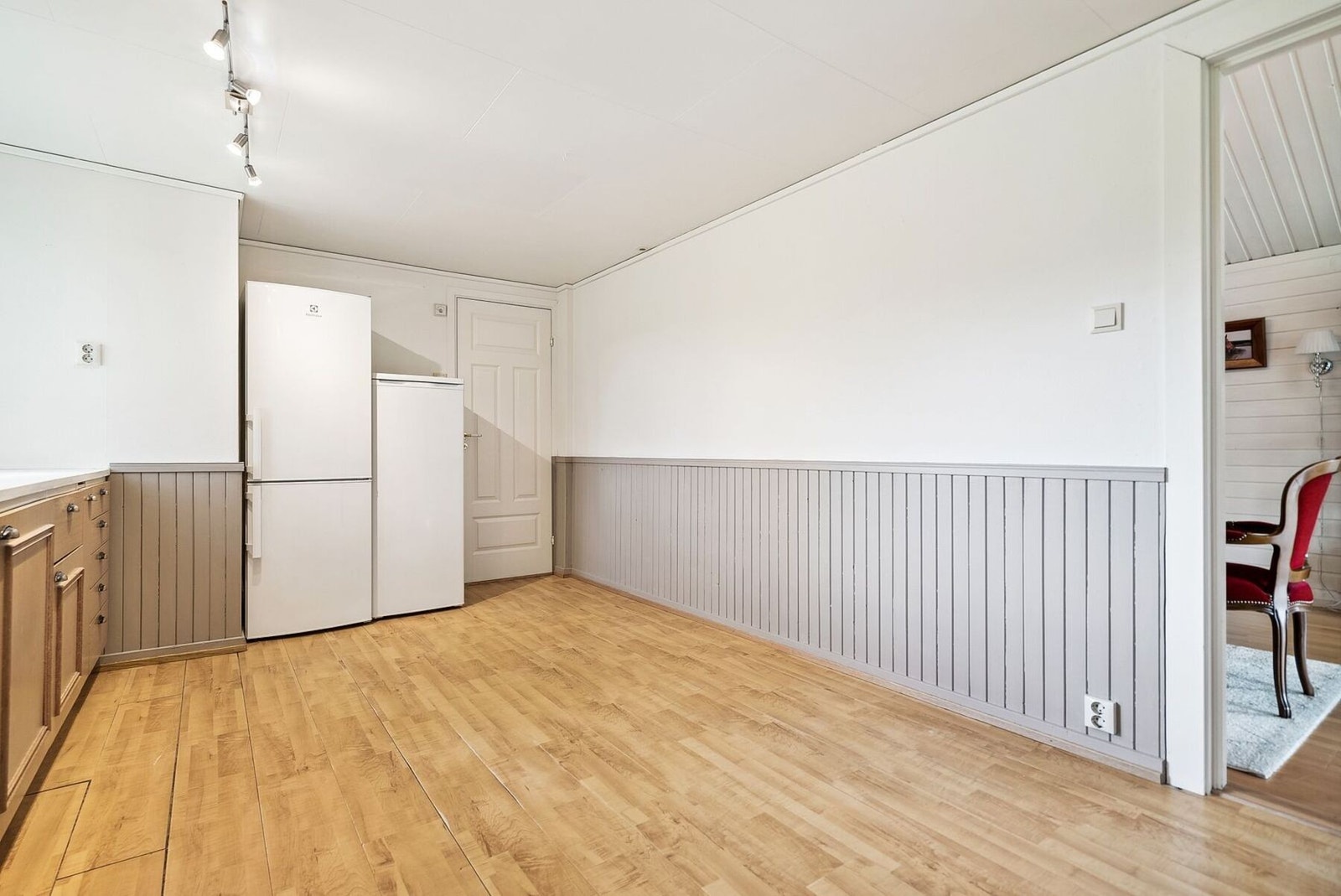 Romslig kjøkken med god plass til et spisebord. Galleribilde