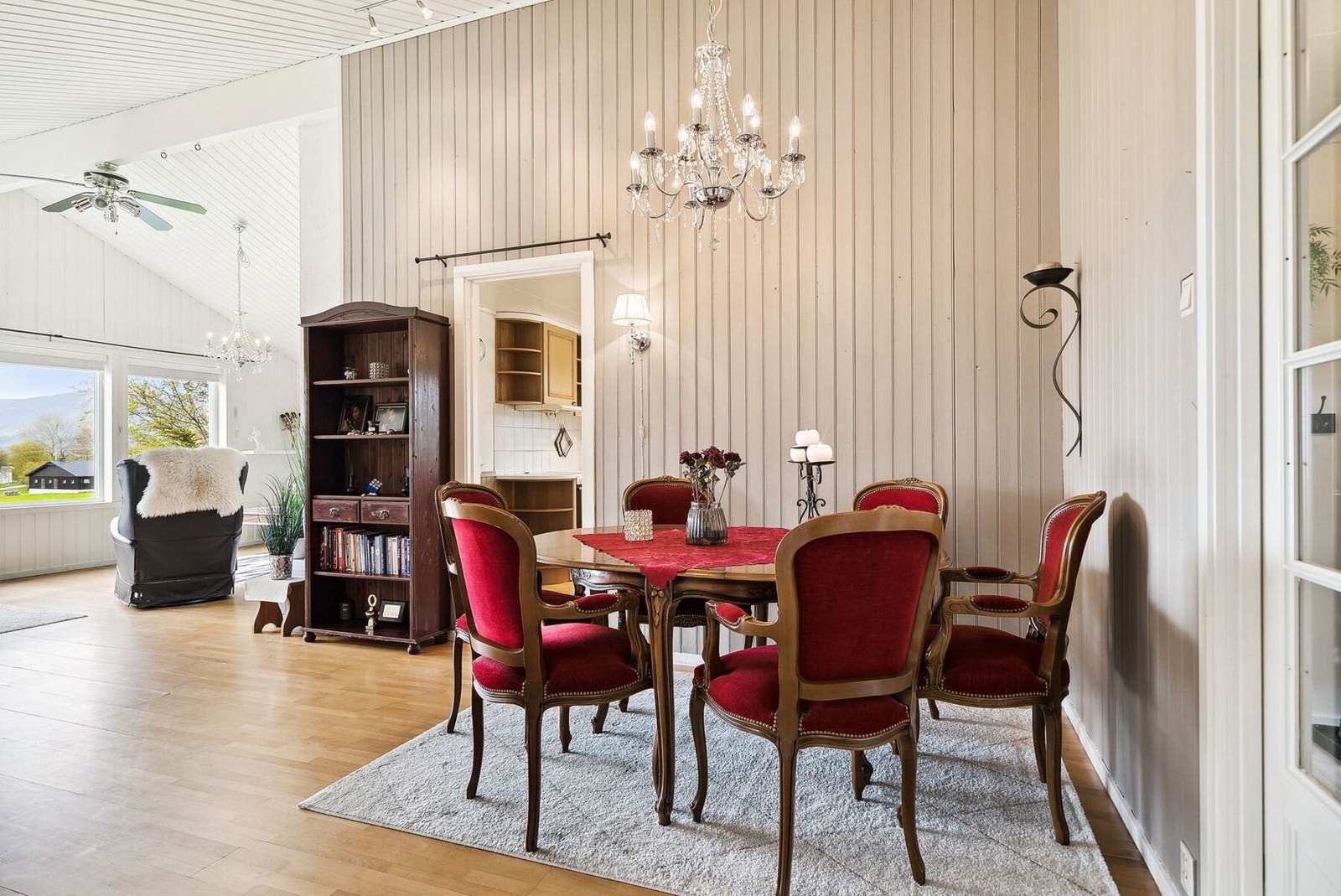 Ved spisestuen er det inngang til kjøkkenet. Galleribilde