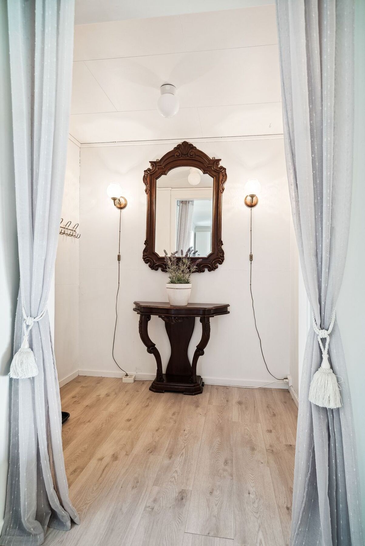 I tilknytningen til entréen er det et praktisk avlukke med gode oppbevaringsmuligheter. Galleribilde