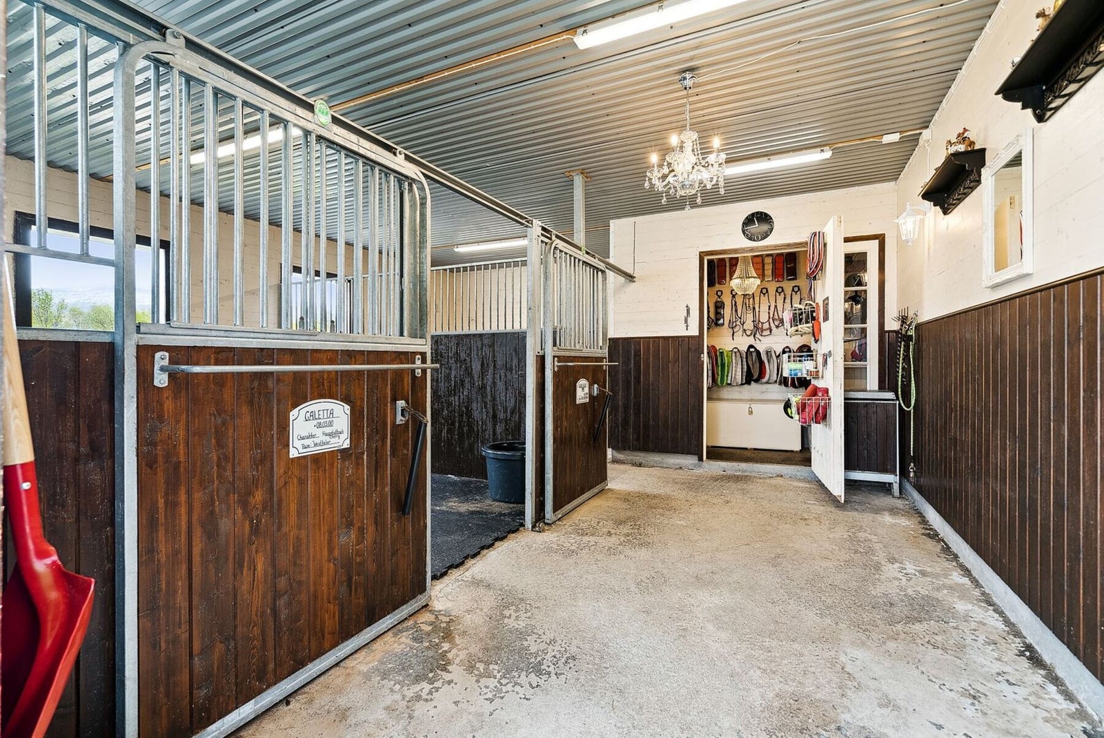 Nyere og meget pen stall med to hestebokser og salrom/bod. Galleribilde