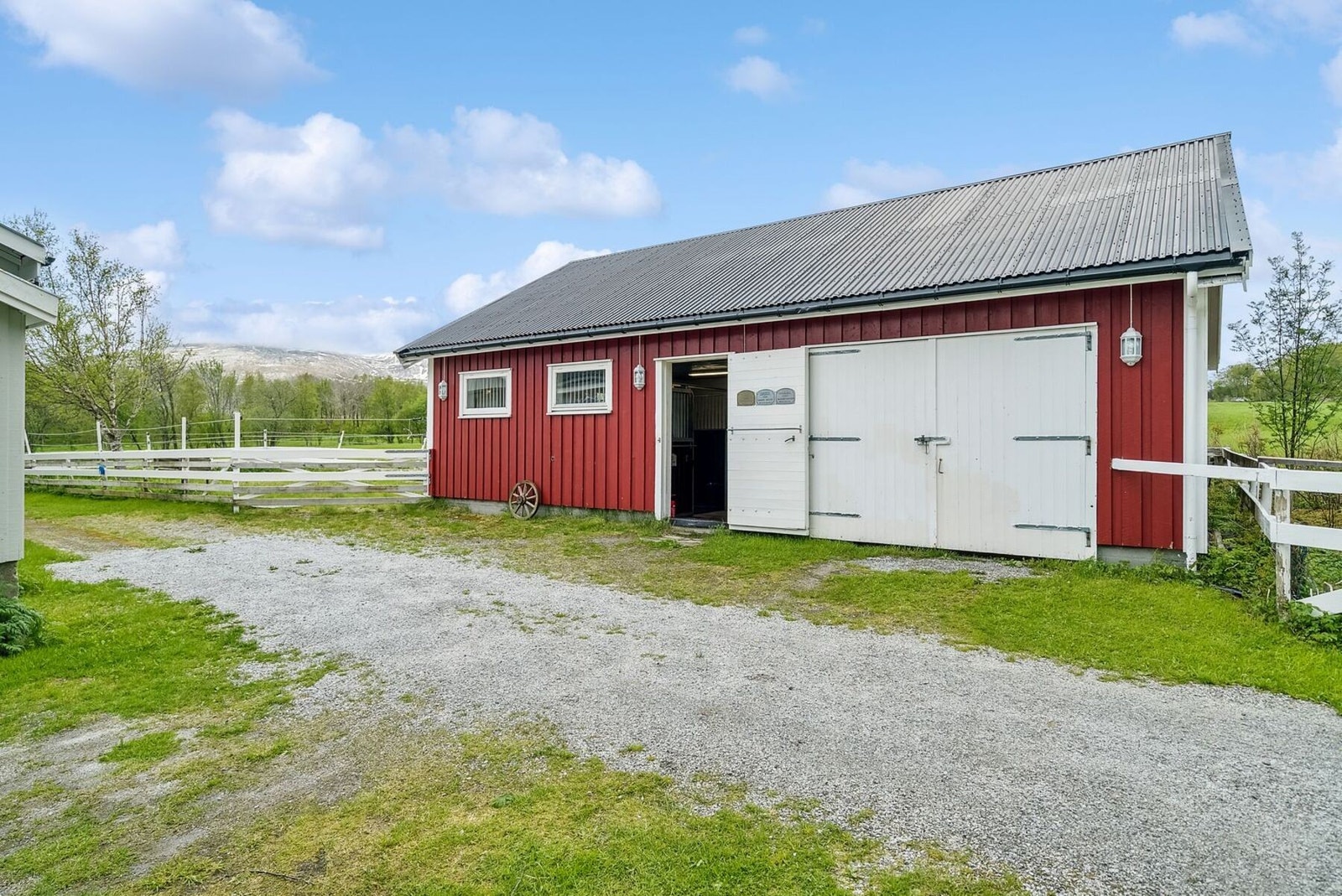 I tilknytning til stallen er det en stor garasje. Fra garasjen er det oppgang til stort loft (over stallen). Galleribilde