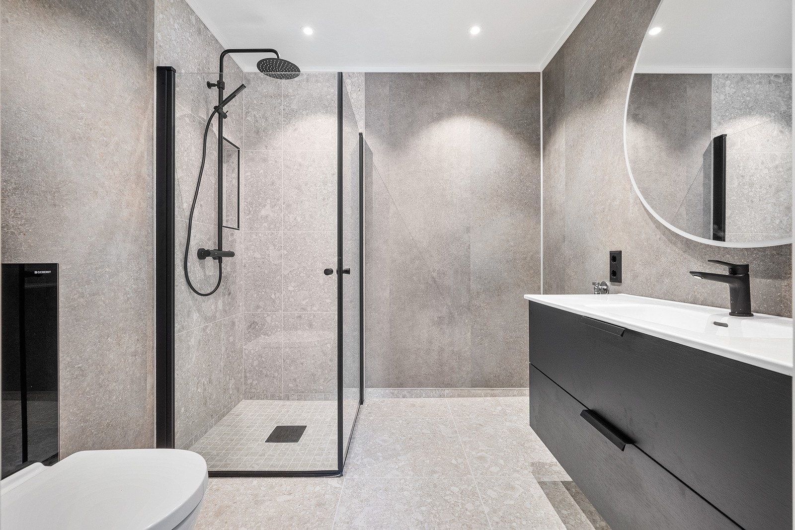 Badet har en delikat utforming, og byr kvalitetsflis på gulv med varmekabler, samt nymoderne baderomsplater på vegger. Galleribilde