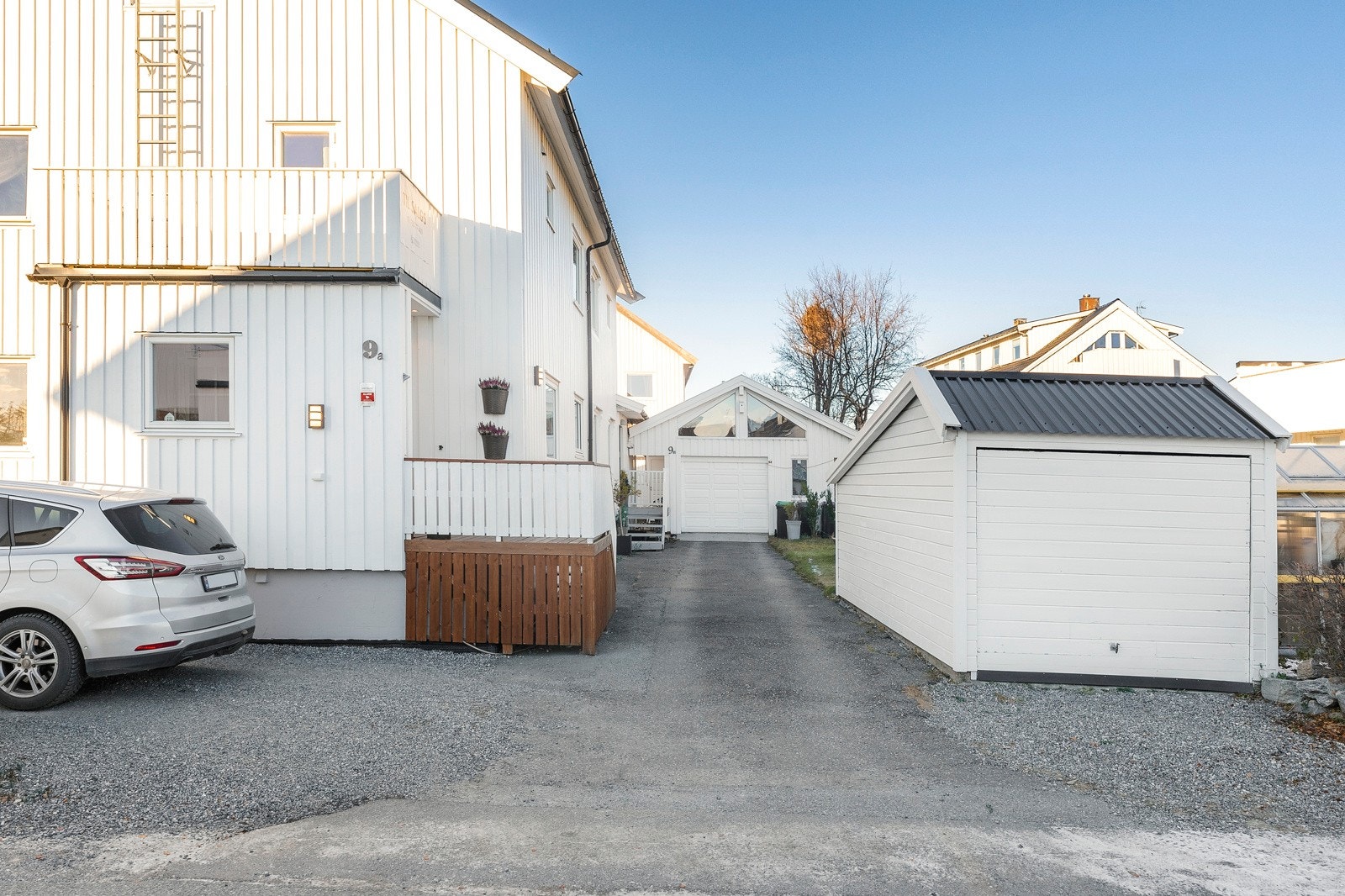 Innkjørsel og biloppstillingsplass ved boligen. Garase medfølger Galleribilde