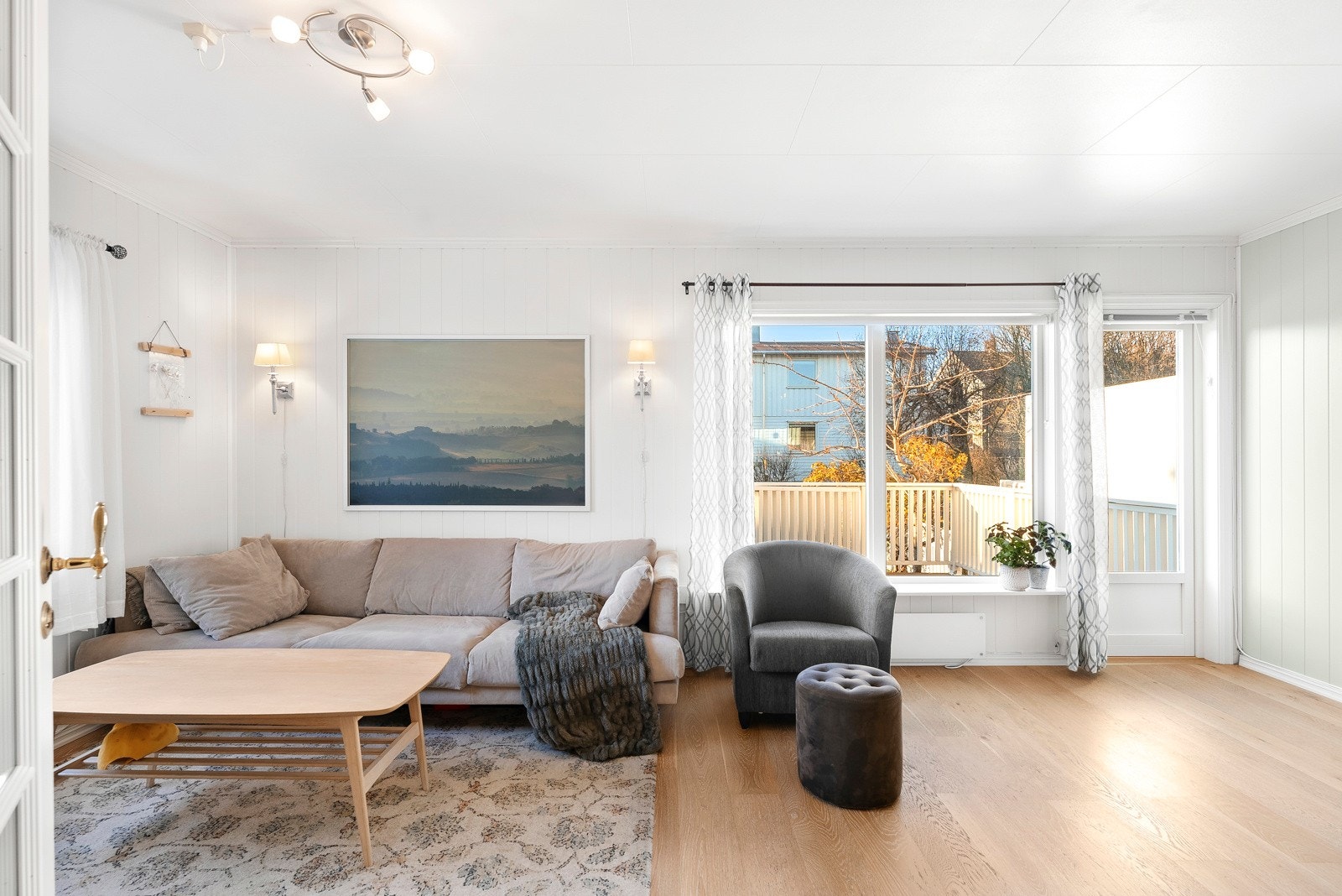 Fra stuen er det utgang til en stor veranda med videre tilgang til lun og flott hage Galleribilde