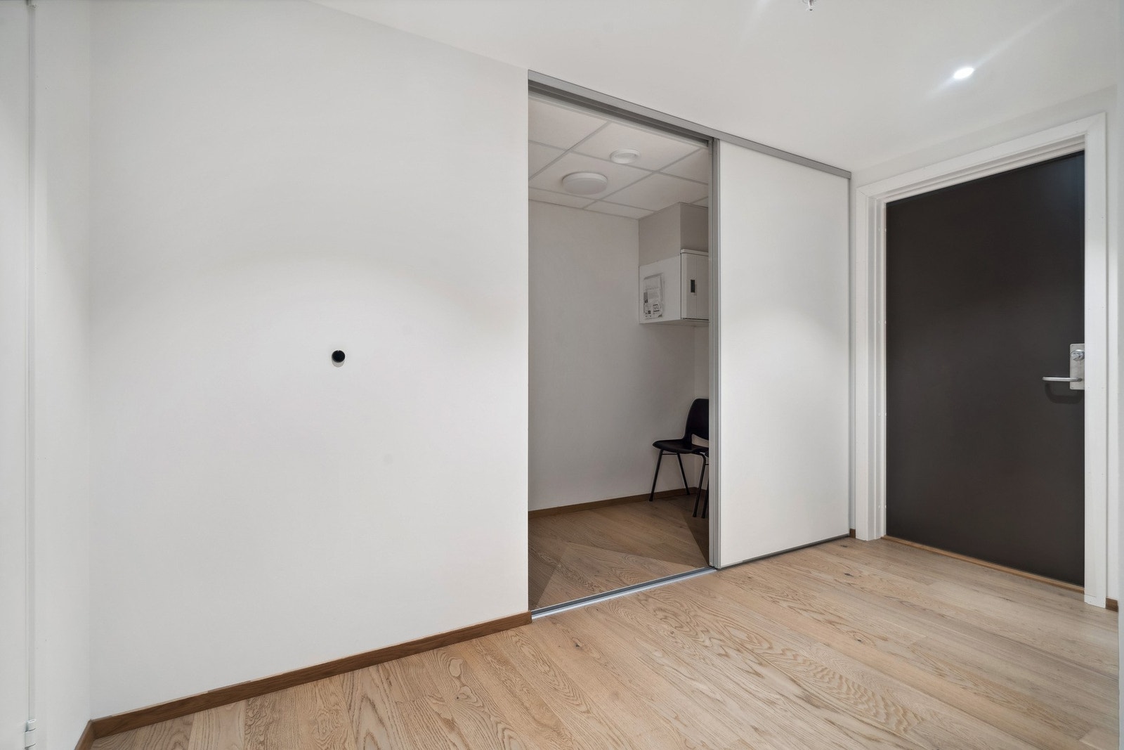 Praktisk skyvedørsgarderobe for oppbevaring, leiligheten disponerer også egen bod i felles kjeller. Galleribilde