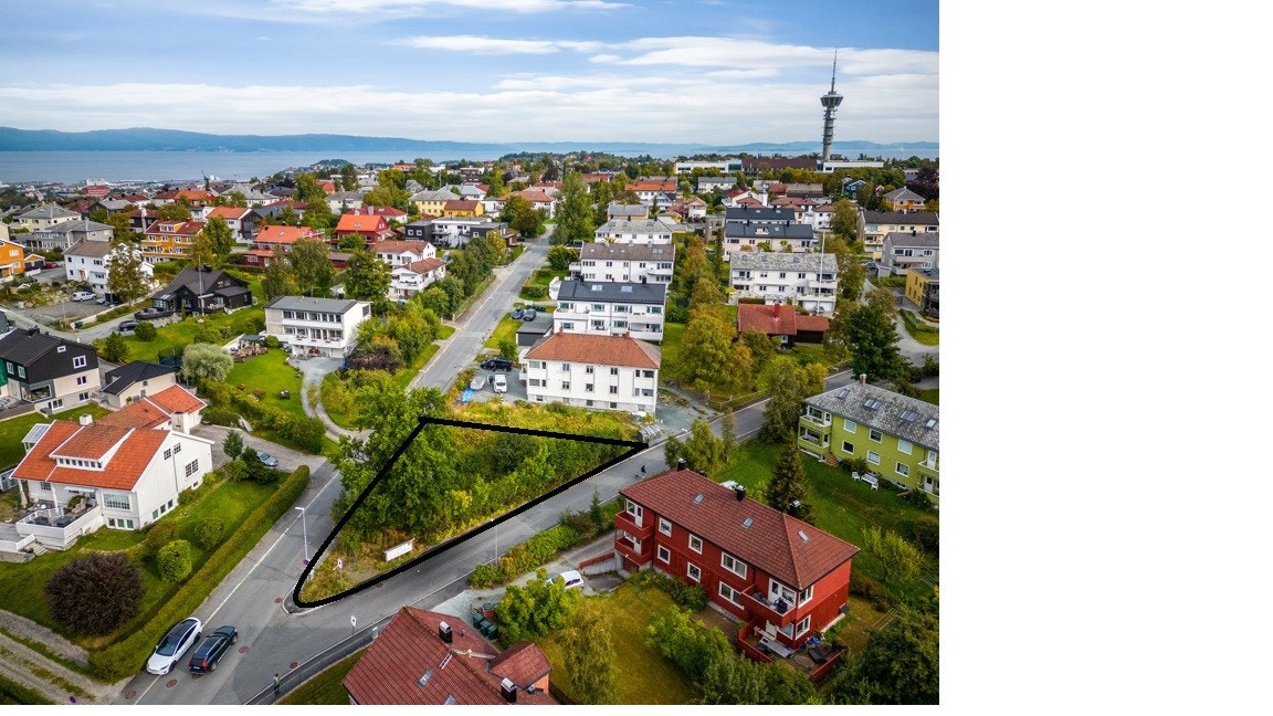 Eiendommen ligger på hjørnet mellom Harald Bothners veg og Øvre Bergsvingen, med adresse tilhørende førstnevnte. Galleribilde