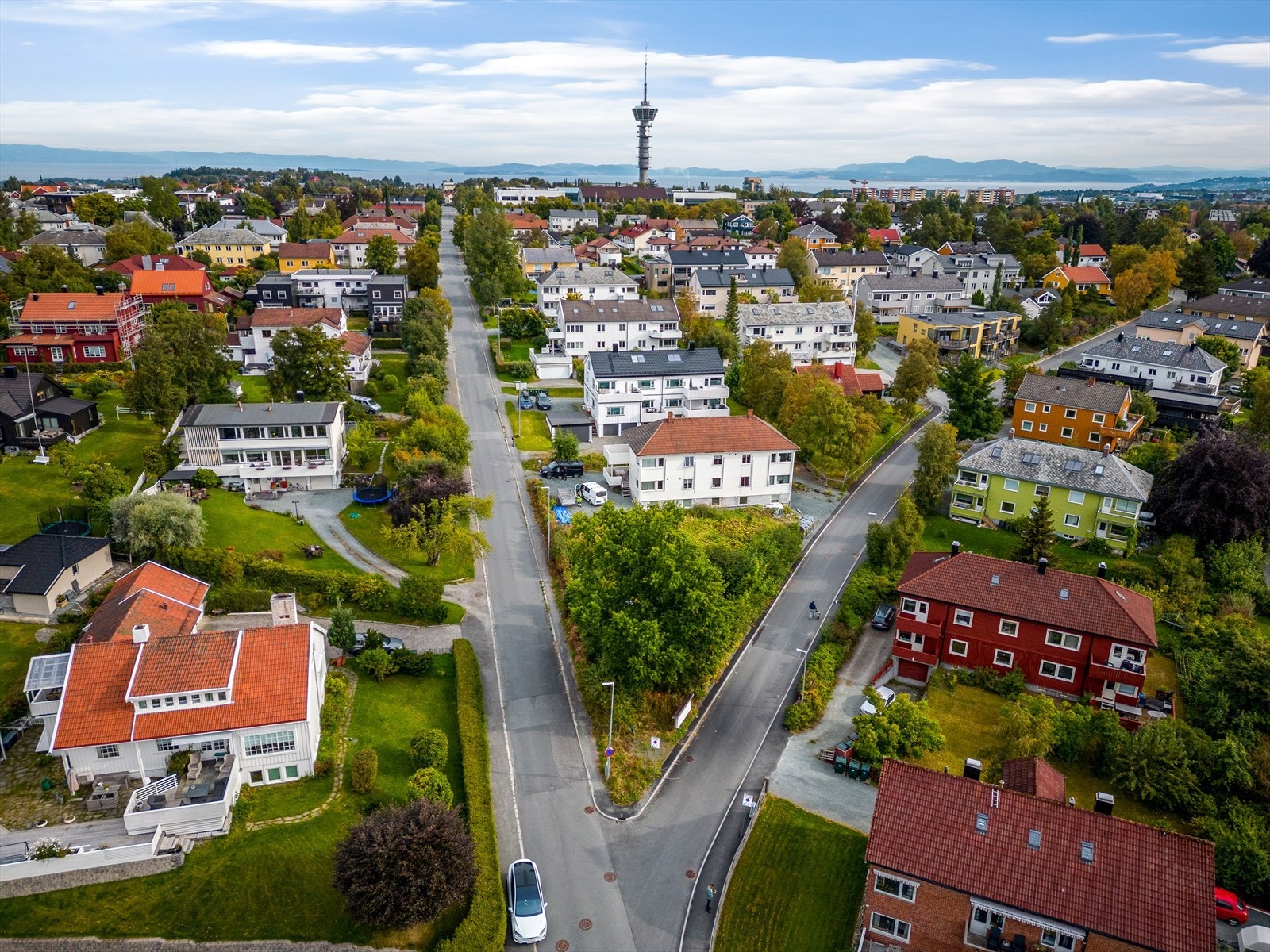 Få kvartaler unna ligger populære Tyholttårnet med panorama over byen fra en roterende restaurant på toppen. Galleribilde