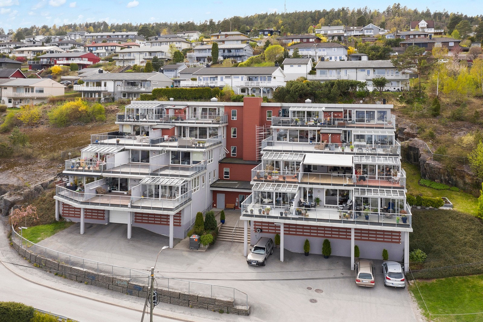 Dronefoto - Et flott terrassert leiighetskompleks med store terrasser. Galleribilde