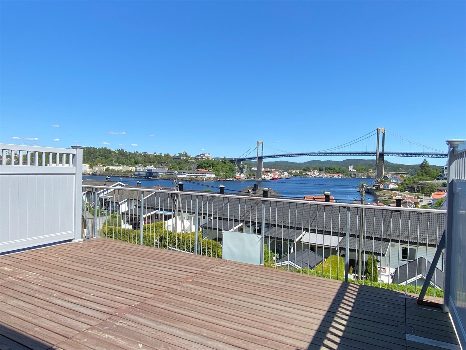 Hellebergveien 55 - Flott terrasseleilighet med topp beliggenhet og utsikt. Heis og garasje. Galleribilde
