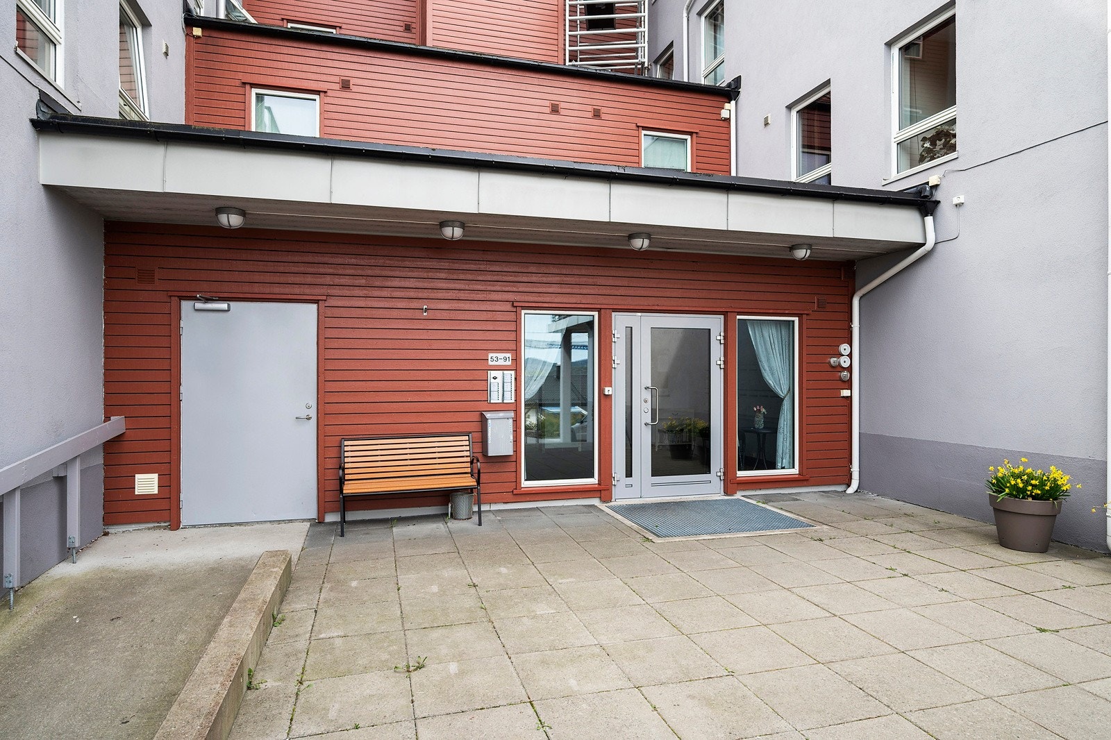 Felles inngangparti med dørcalling hvor det er kamerafunkson. Galleribilde