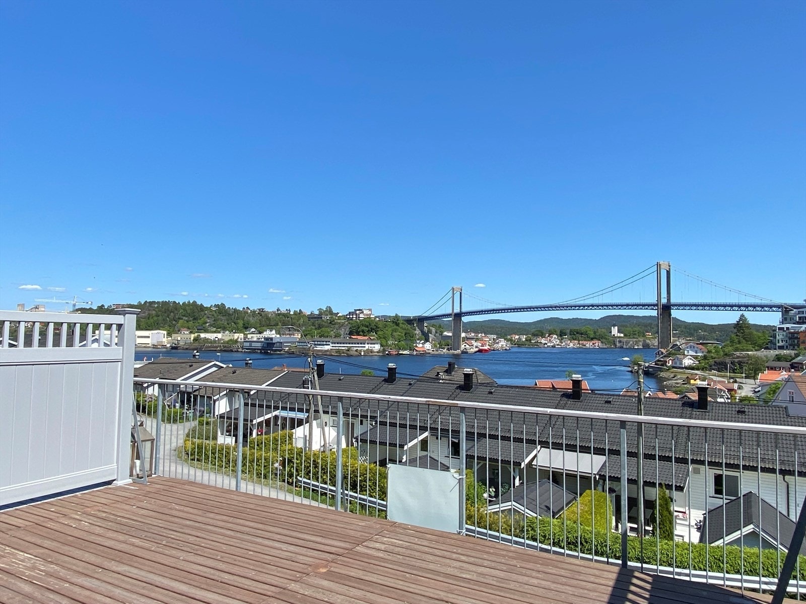 Stor og fin terrasse med nydelig sjøutsikt. Elektrisk markise er installert. Galleribilde