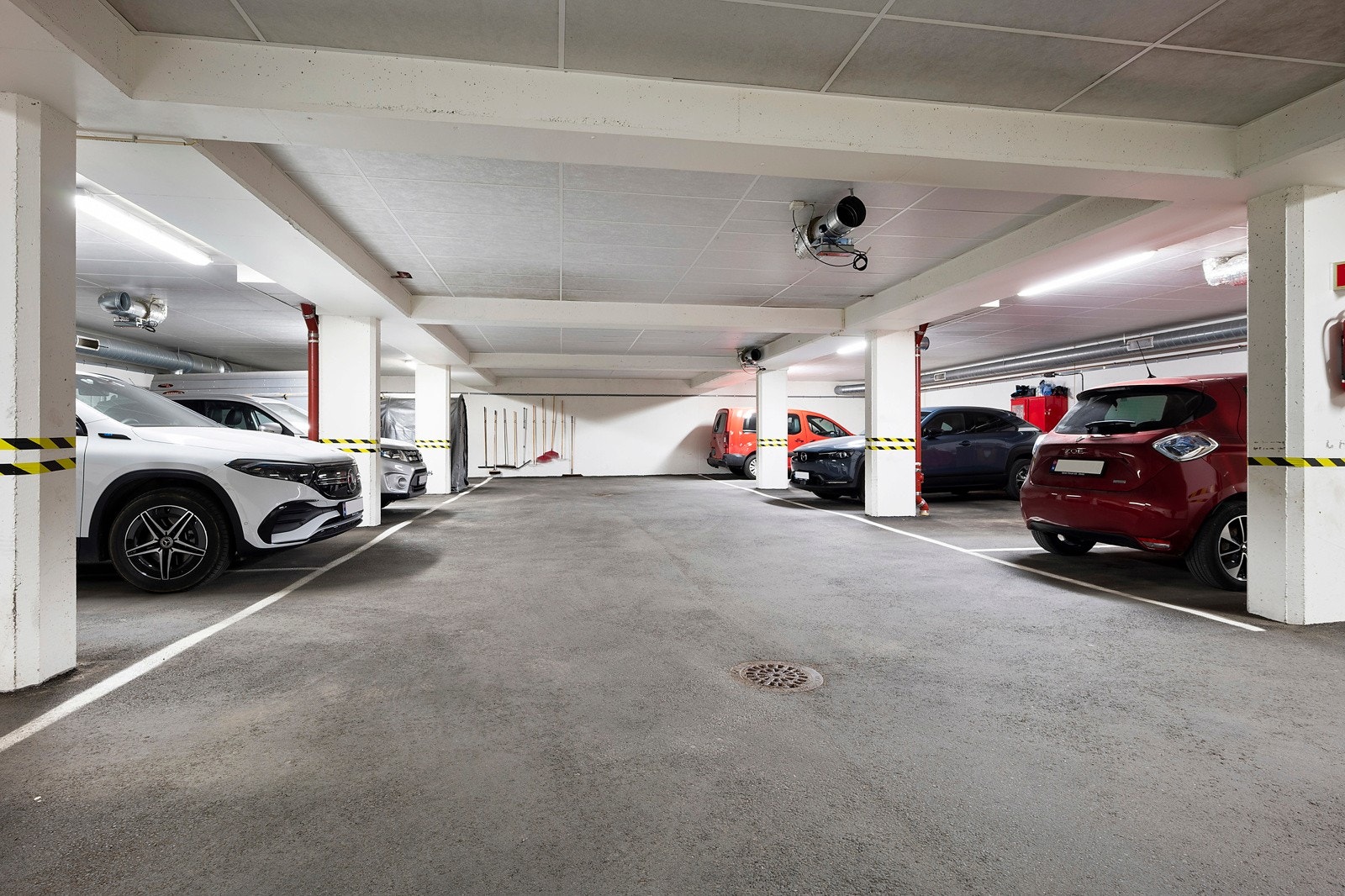 Fint garasjeanlegg i kjelleren. Parkeringsplass til denne boligen er merket med nr. 55 Galleribilde