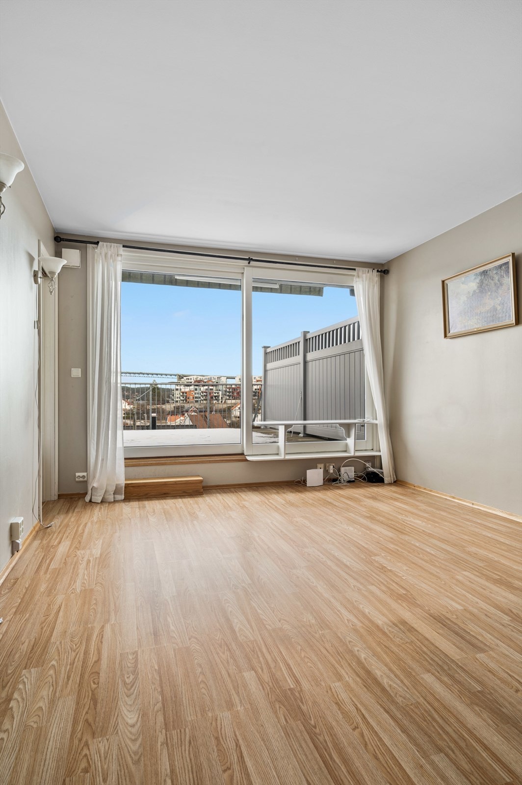 Stue med store vindusflater og utgang til terrassen Galleribilde