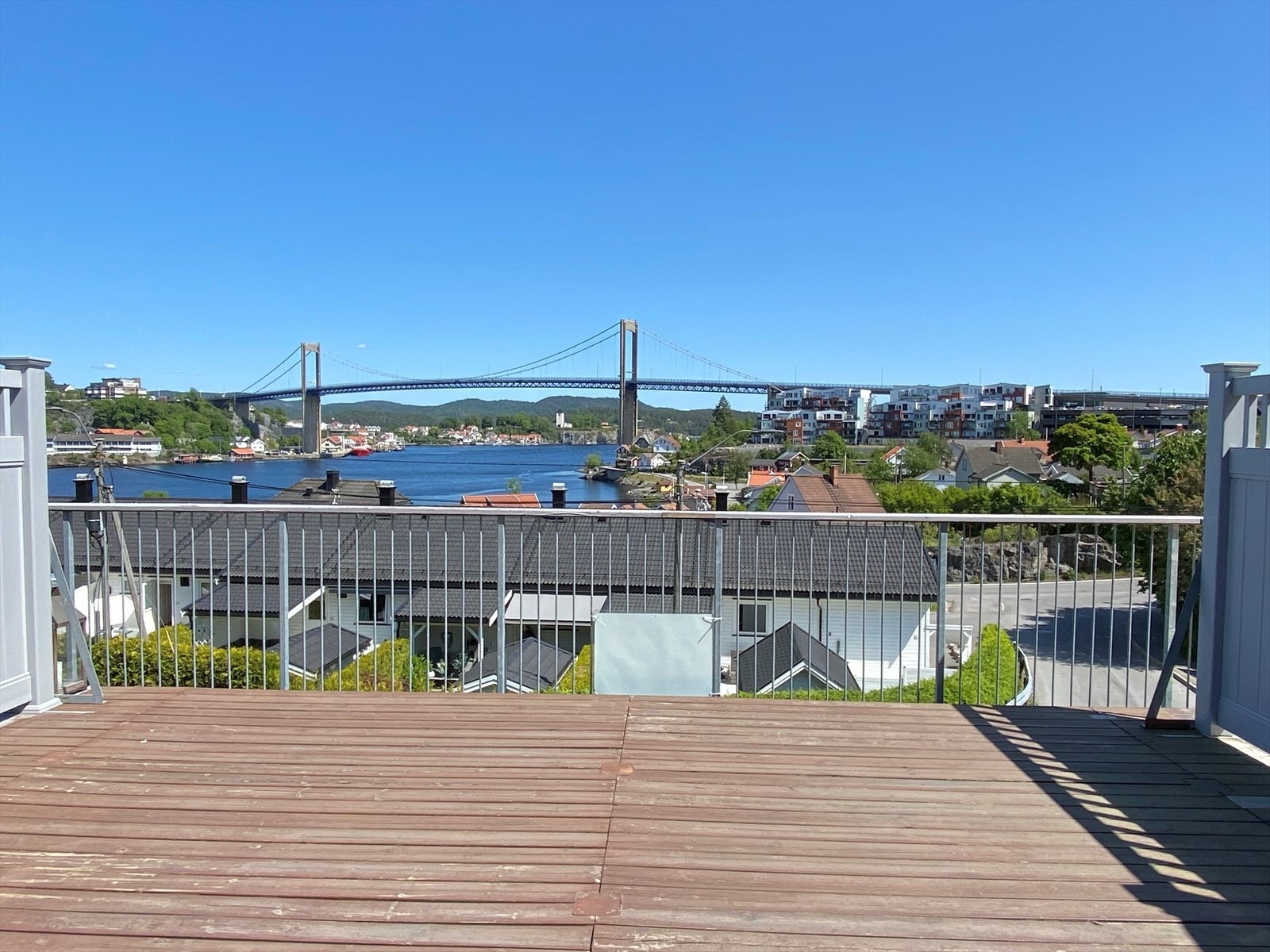 Stor terrasse, et supert tilleggsareal sommerstid! Galleribilde