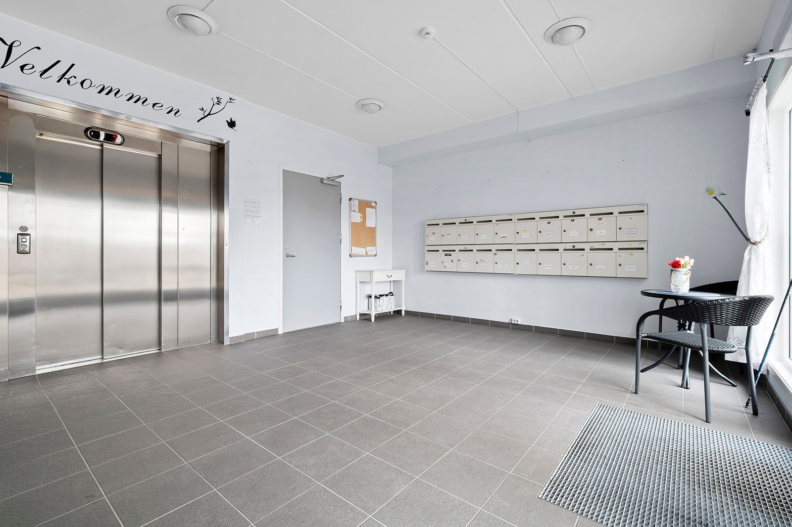 Felles hall med heis og enkel adkomst til garasjen Galleribilde