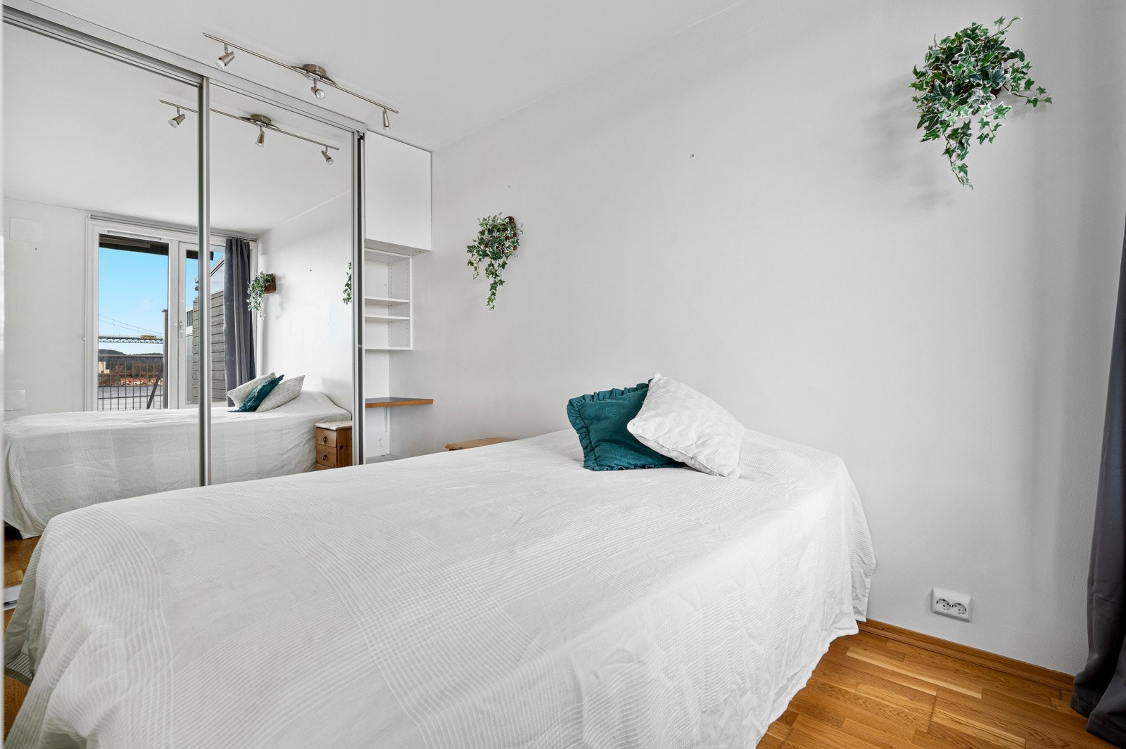 Fint soverom med skyvedørsgarderobe med speilfront Galleribilde