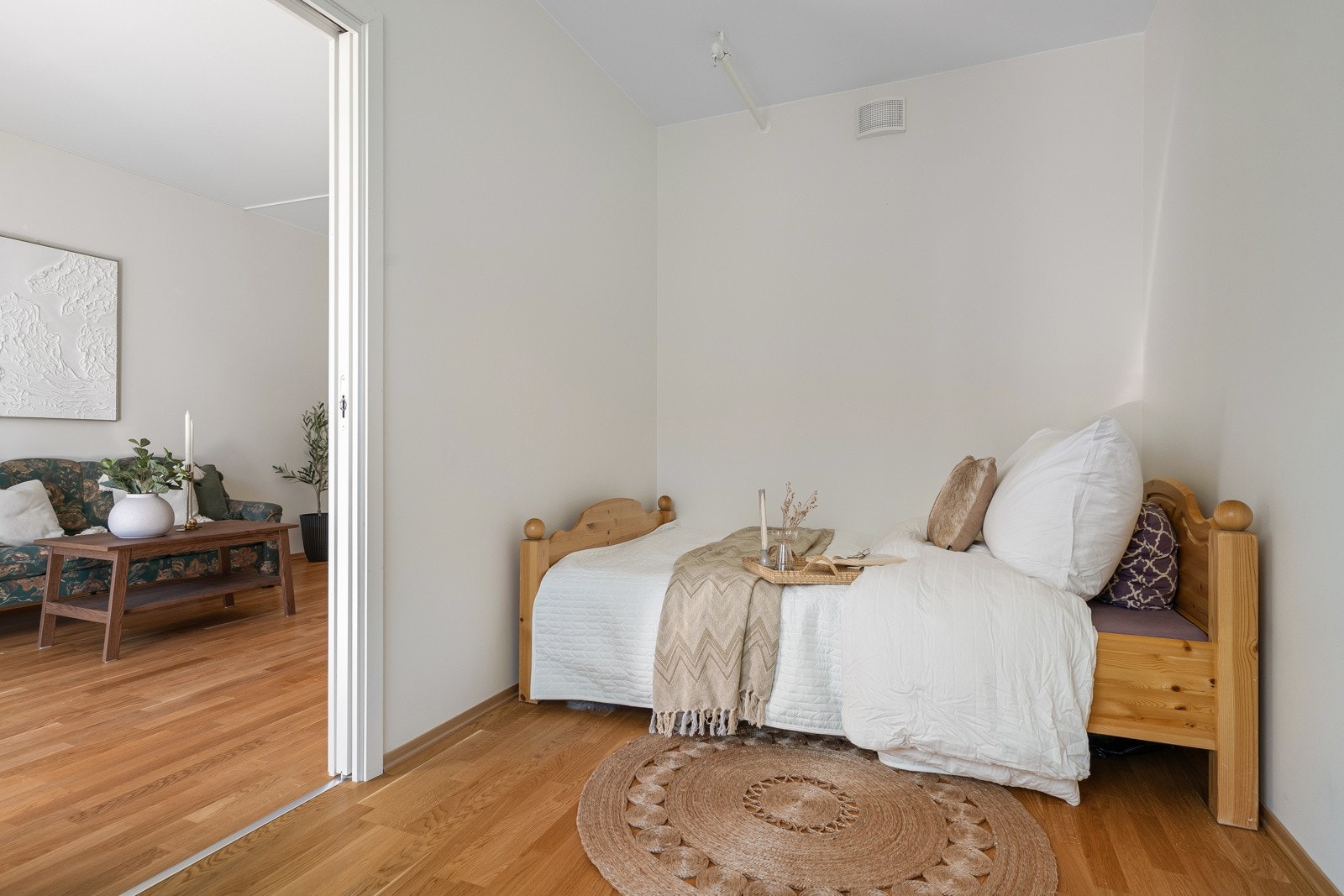 Soverommet er av god størrelse og god plass til seng, garderobe og annet ønskelig. Galleribilde