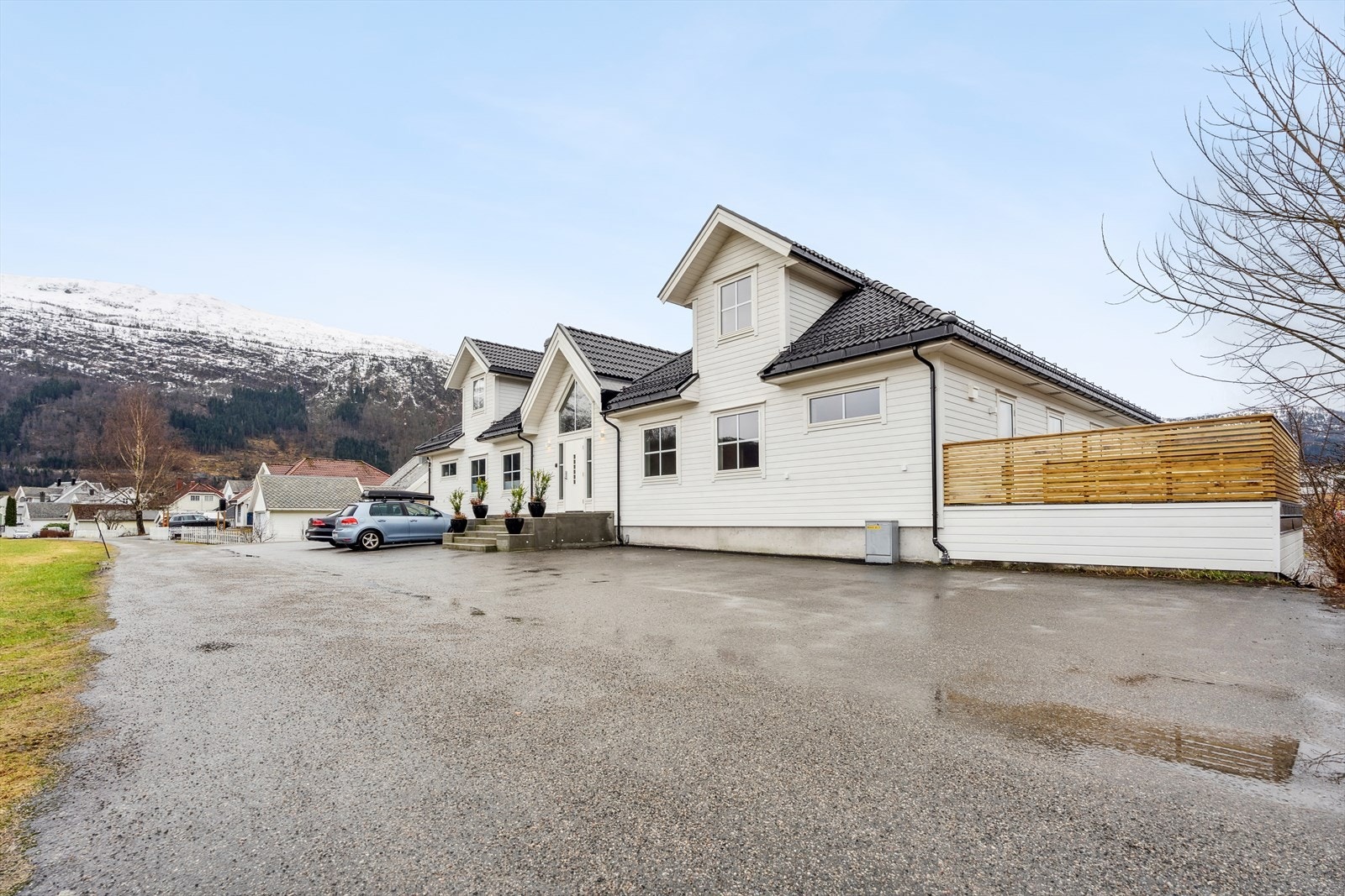 Leiligheita disponerer parkeringsplass ved sidan av inngangspartiet. Galleribilde