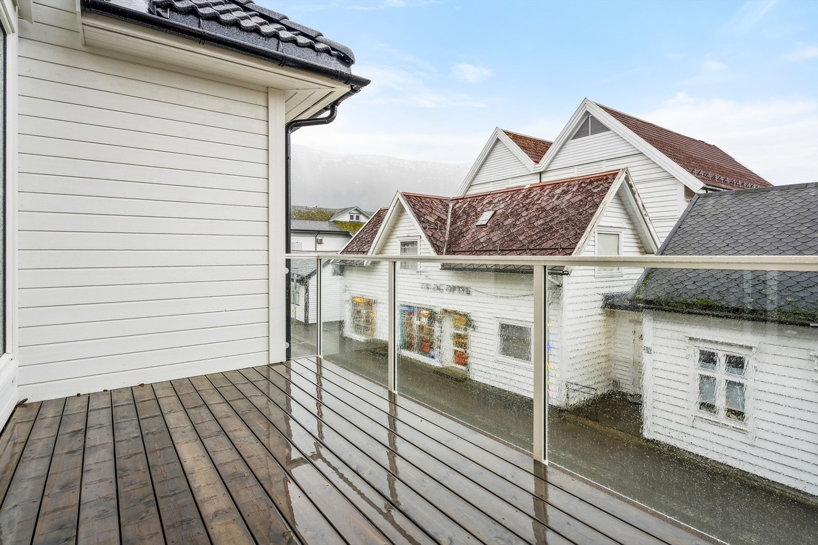Frå stova har ein to utgangar til to seperate terrasser via glassdør. Galleribilde