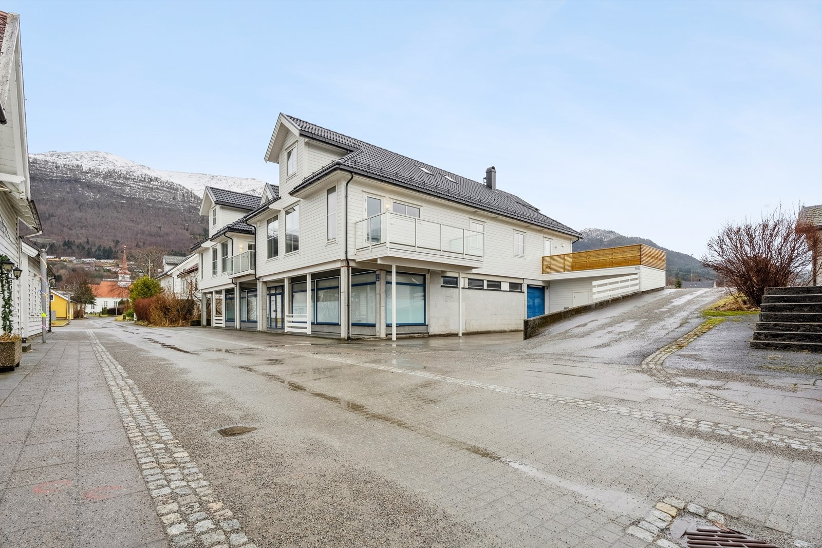 Her bur du sentralt og godt med gangavstand til skular, barnehage og alt av servicetilbod. Galleribilde