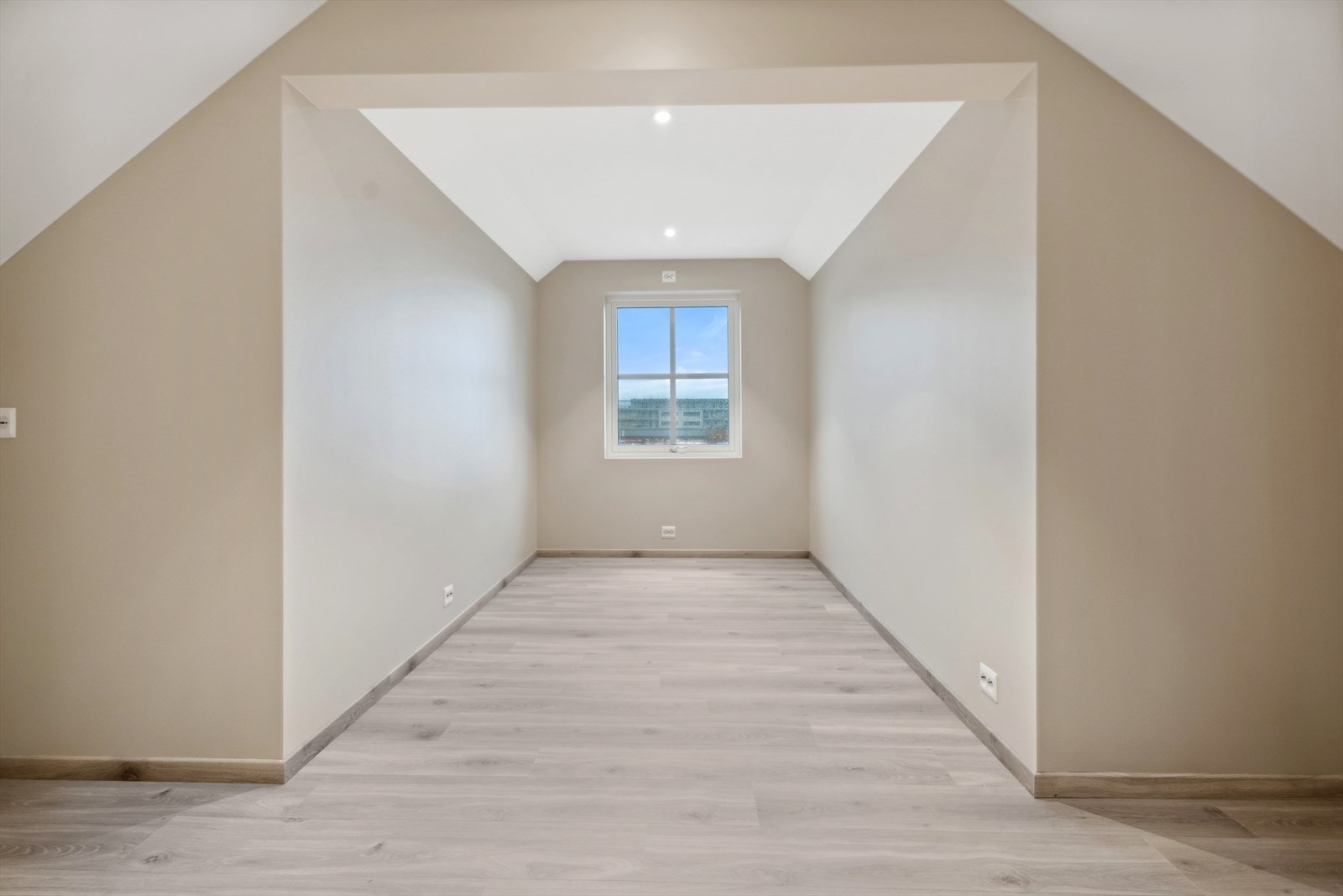 Alle soveromma er av god størrelse med plass til senger, garderobe, leksepultar eller anna møblement. Galleribilde